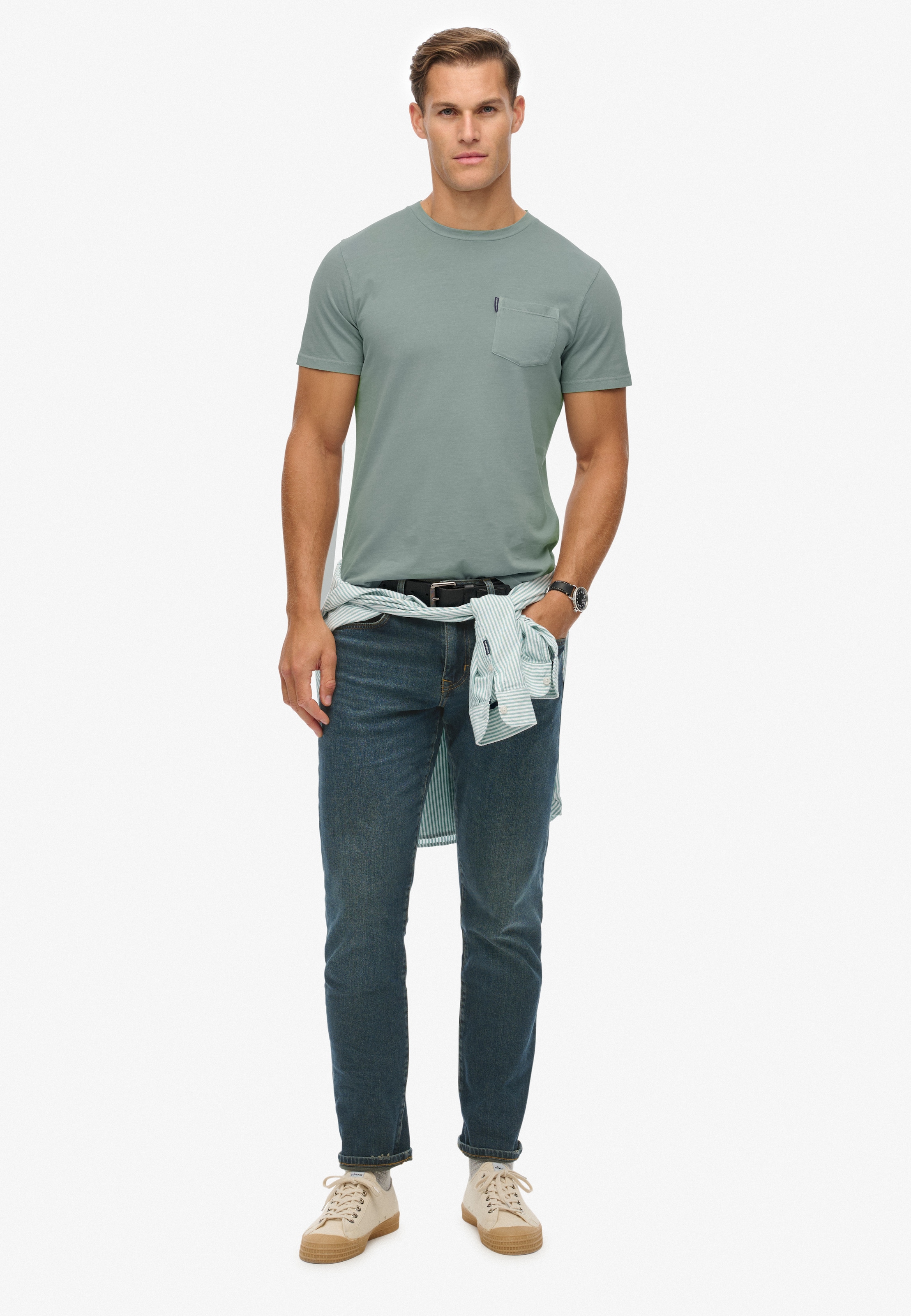 Superdry Shirt à col rond »CLASSIC ESSENTIAL POCKET TEE« mit stylischer, aufgesetzter Brusttasche