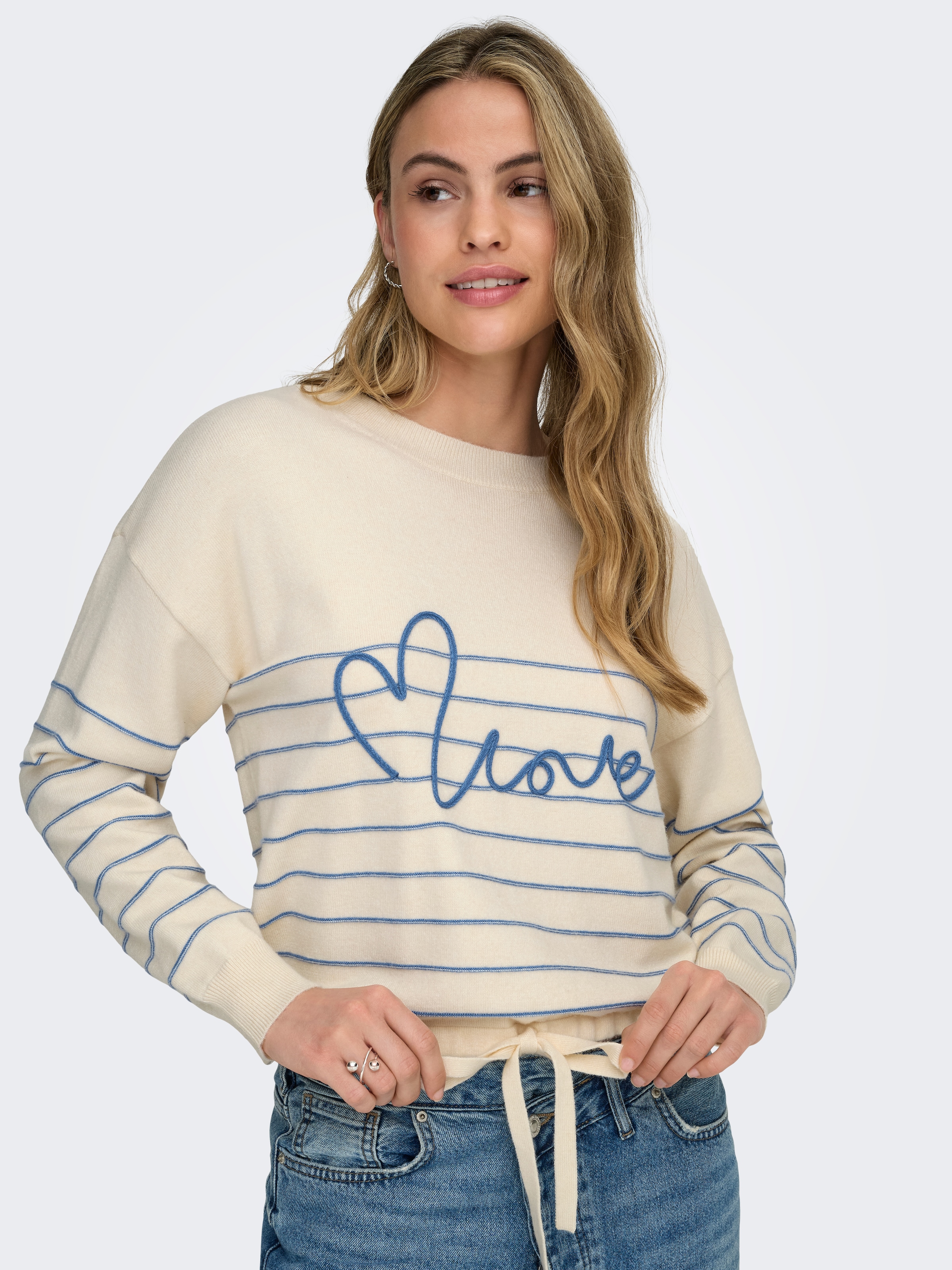 Image of ONLY Rundhalspullover "ONLSIGNE LIFE LS TEXT DETAI ONECK CC KNT" mit Bindeband und Schriftzug Detail vorn