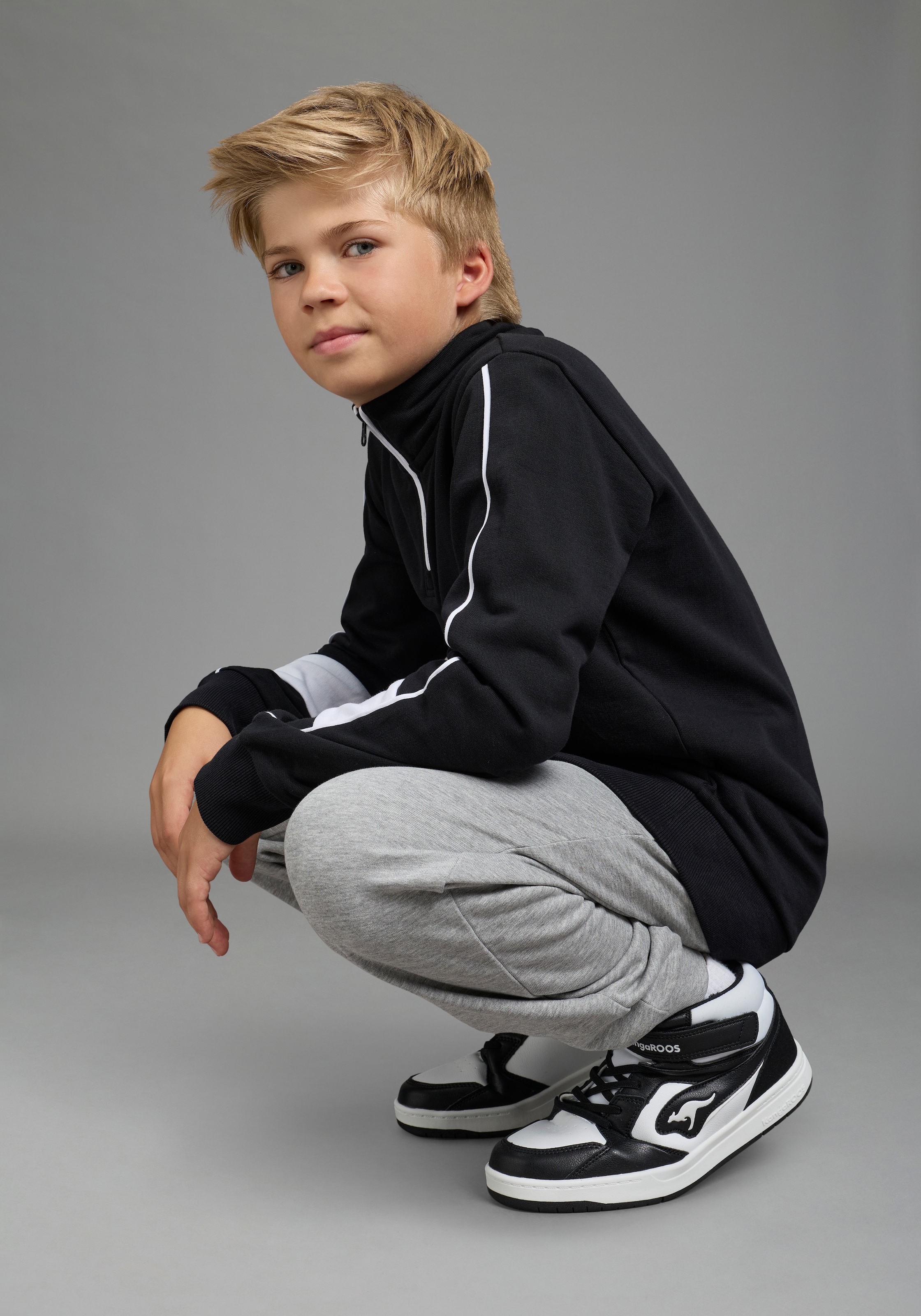 KangaROOS Sweat-shirt »Troyer-Sweatshirt mit kontrastfarbigen Einsatz und KangaROOS Stickerei«, Troyer avec empiècements de manches mode, fermeture éclair, coupe confortable
