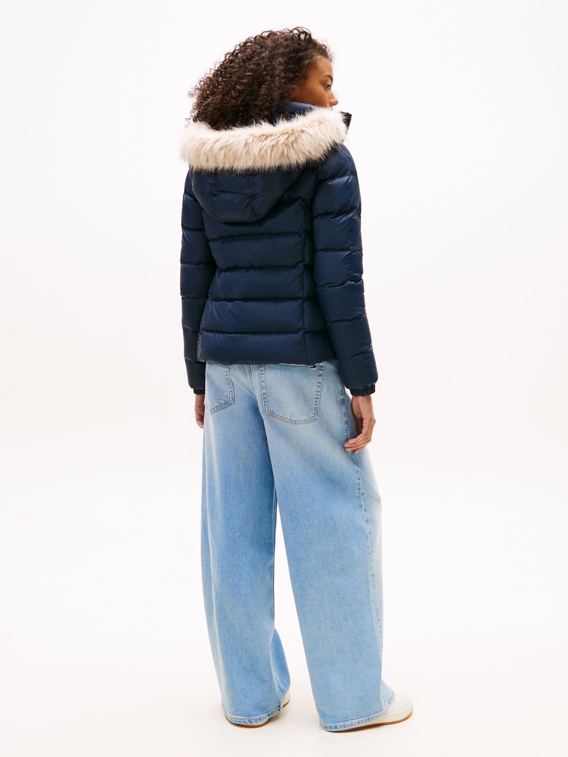 Tommy Jeans Veste matelassée »TJW BASIC HOODED DOWN JACKET EXT« avec capuche avec broderie du logo