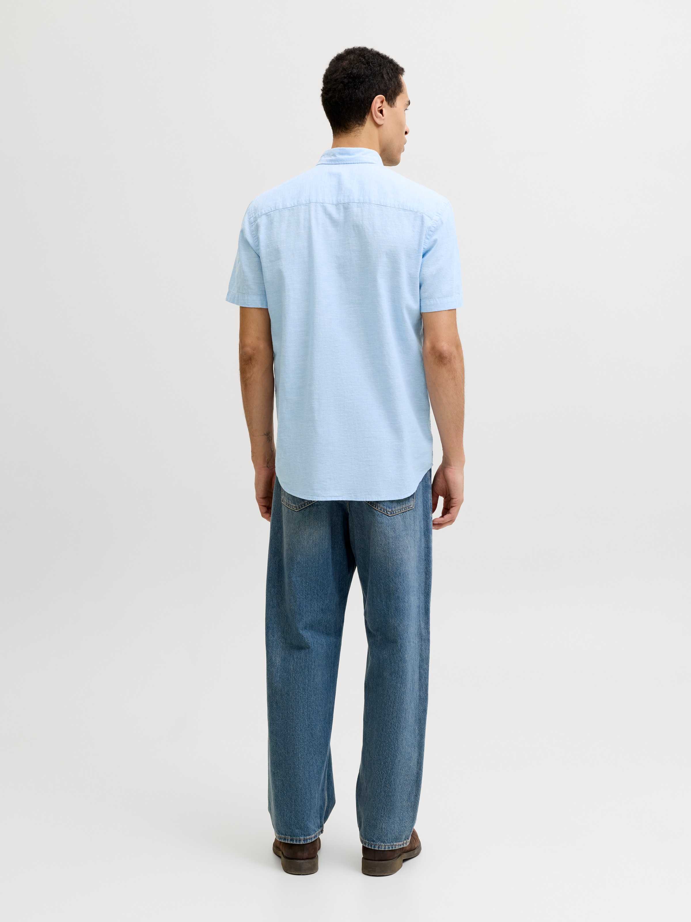 Jack & Jones Chemise à manches courtes »JPRBLUSUMMER LIN. BL. SHIELD SS SHIRT SN« avec broderie