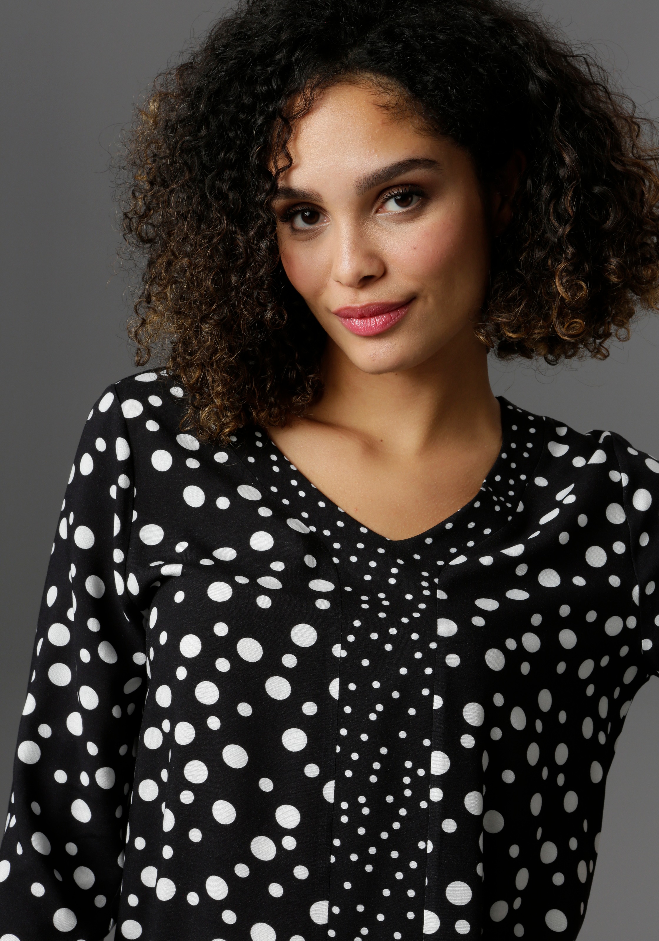 Image of Aniston SELECTED Schlupfbluse, mit verschieden grossen Punkten bedruckt bei Ackermann Versand Schweiz