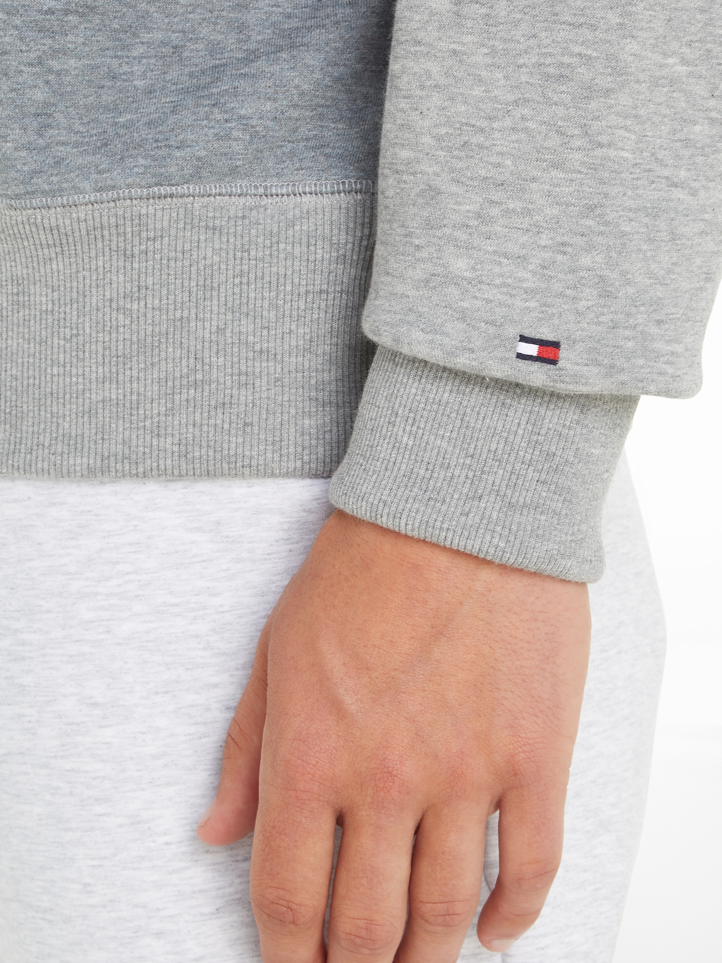 Tommy Hilfiger Sweatshirt »SMALL CREST CREWNECK«, mit Logo-Stickerei auf der Brust