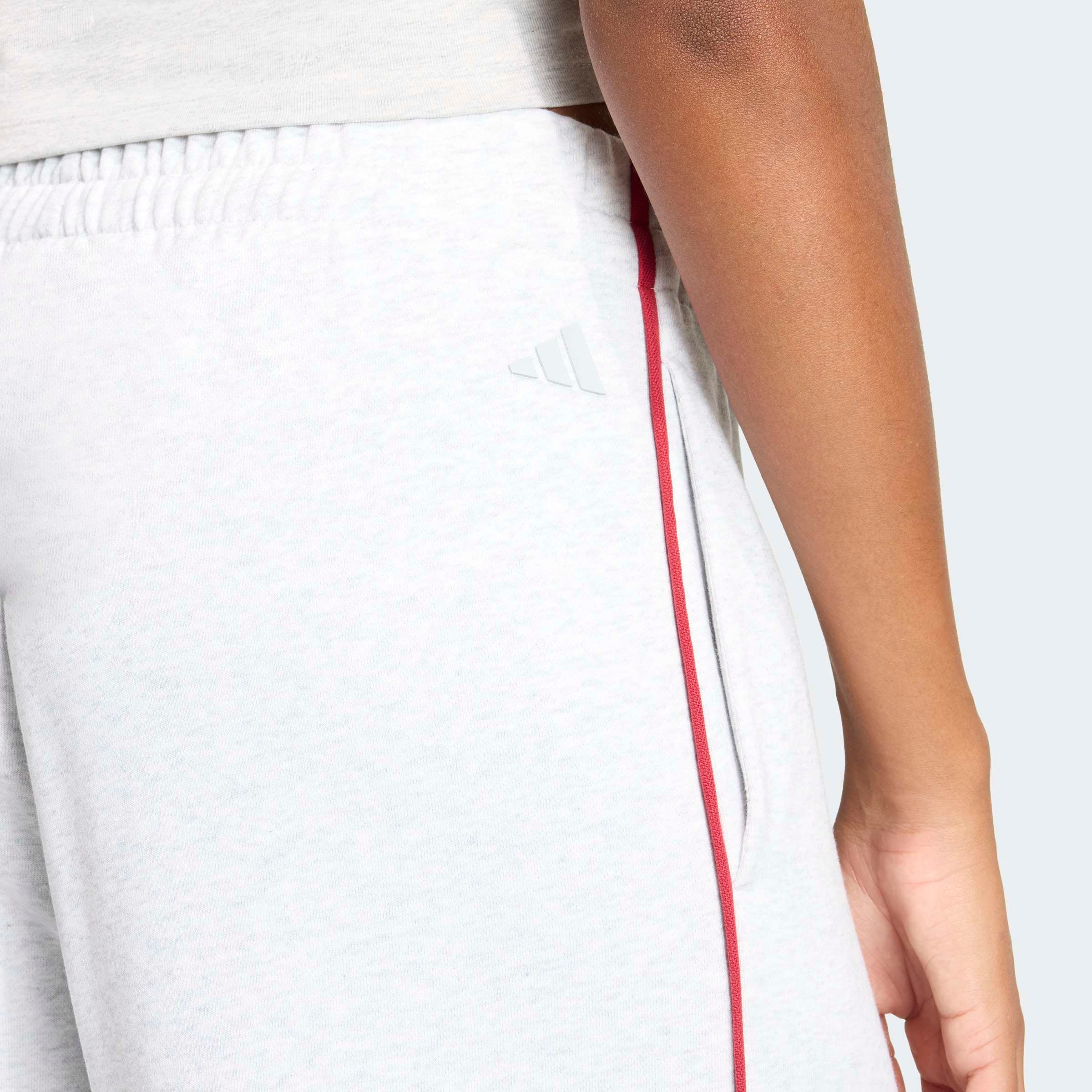 adidas Sportswear Pantalon de sport »SEASONAL ESSENTIALS COLOURPOP MIT AUFGESTICKTER GRAFIK«