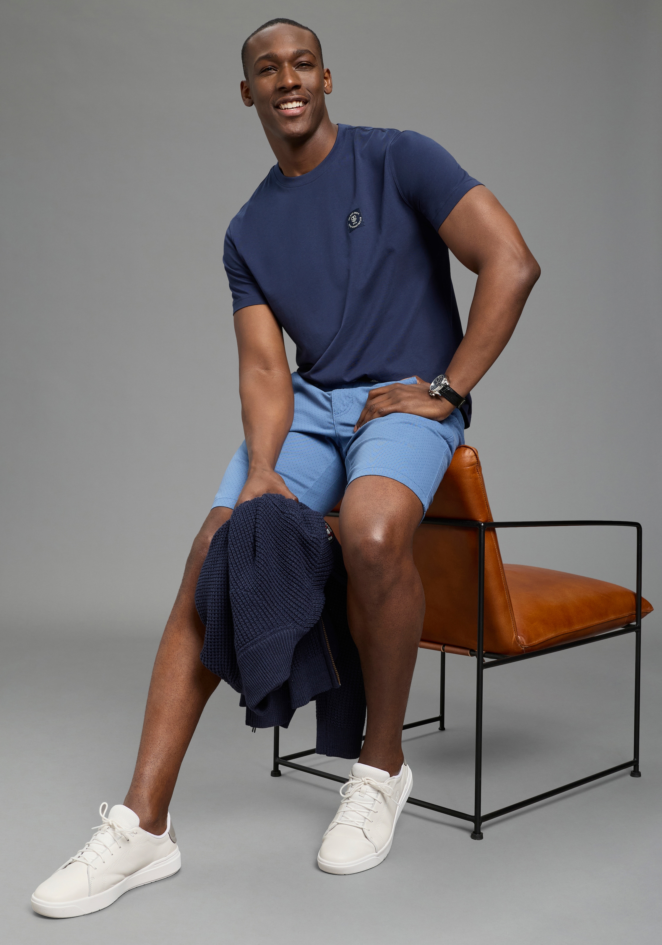 DELMAO Shirt à col rond »Neue Kollektion!« casual Stil, Kurzarm, normale Passform, mit Print-Applikation