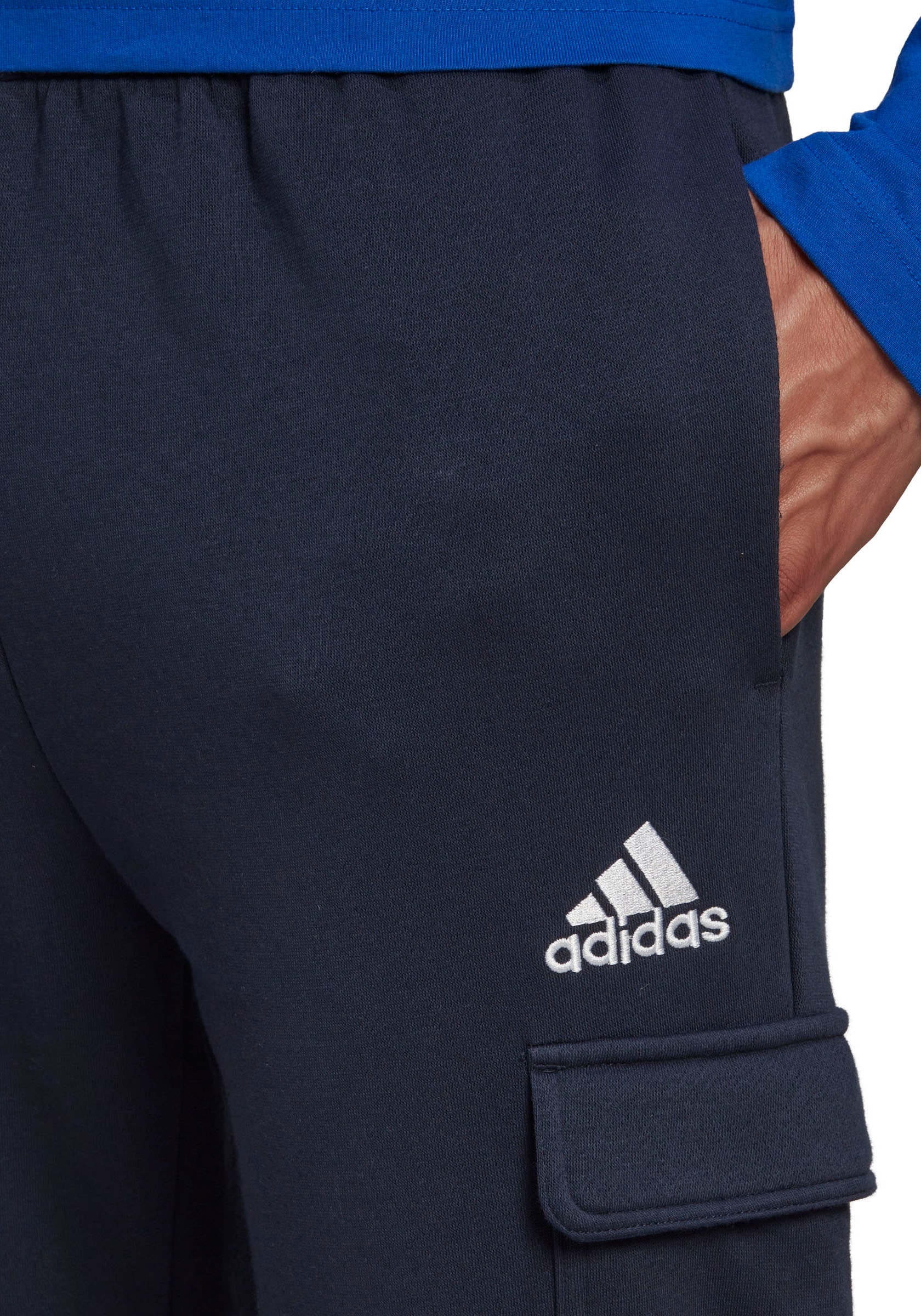 adidas Sportswear Sporthose »ESSENTIALS FLEECE REGULAR TAPERED CARGOHOSE«, (1 tlg.)