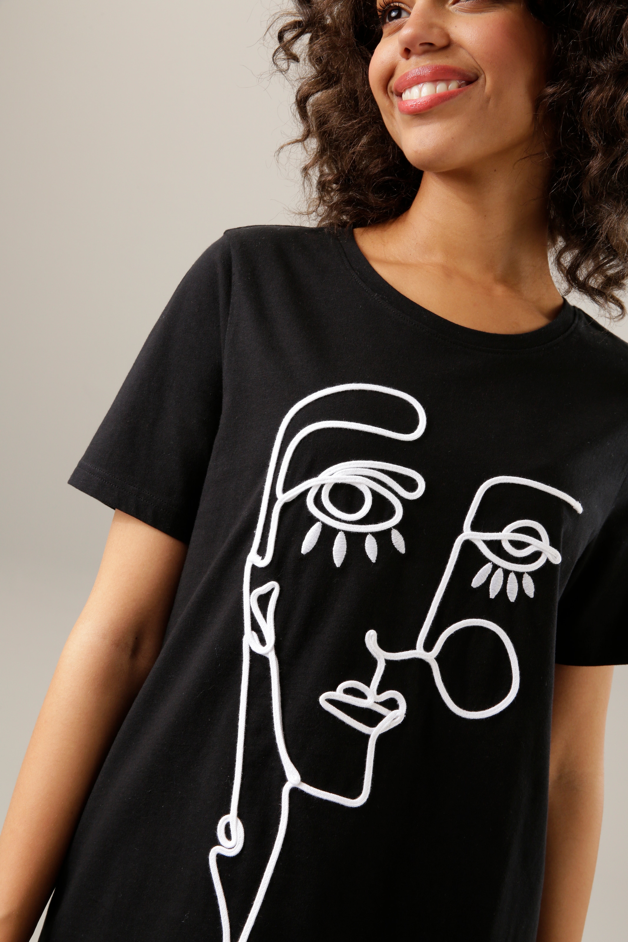 und versandkostenfrei Kordel mit aus T-Shirt, kunstvollem CASUAL ♕ Aniston auf Kopf Stickerei