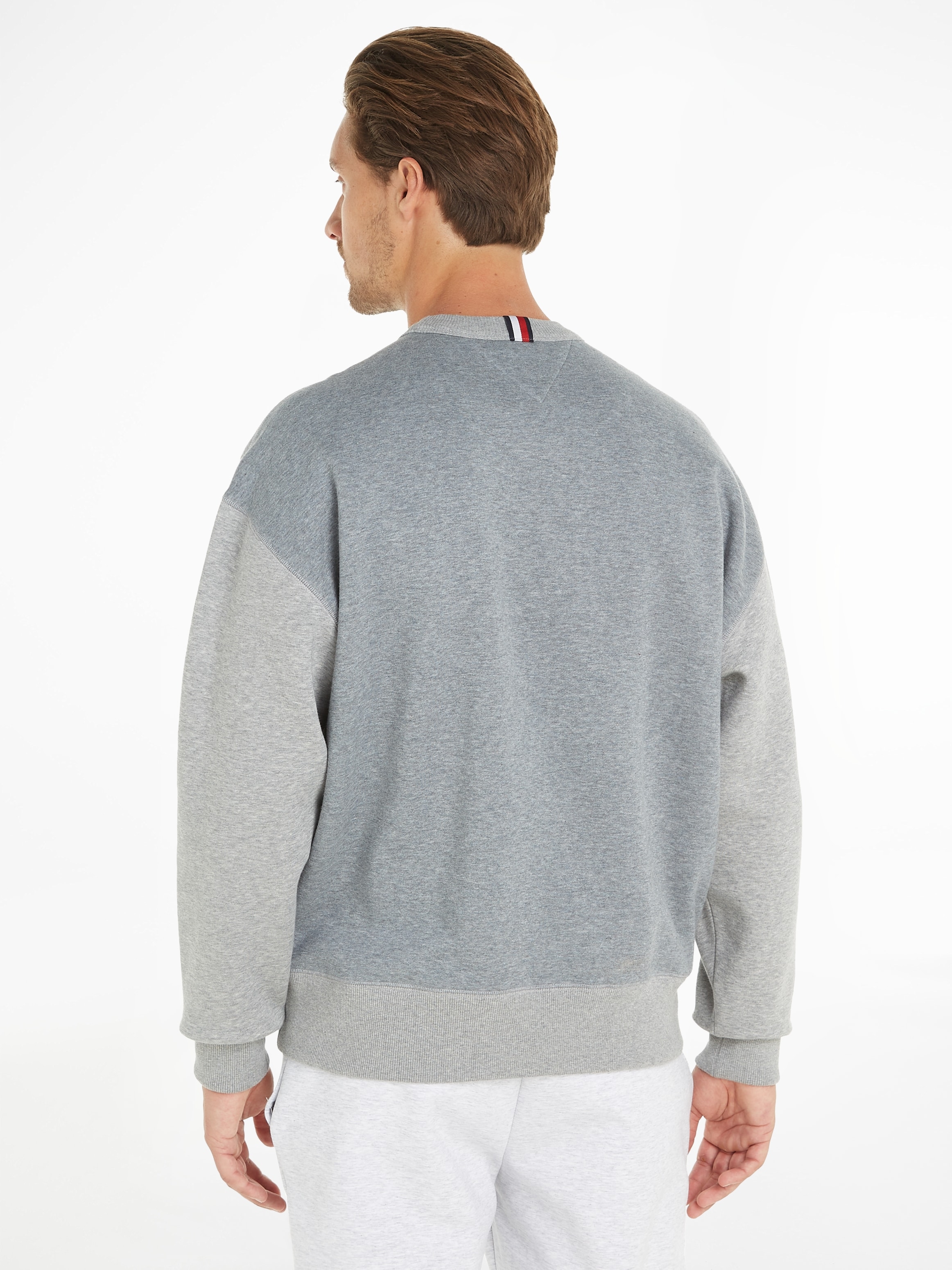 Tommy Hilfiger Sweatshirt »SMALL CREST CREWNECK«, mit Logo-Stickerei auf der Brust