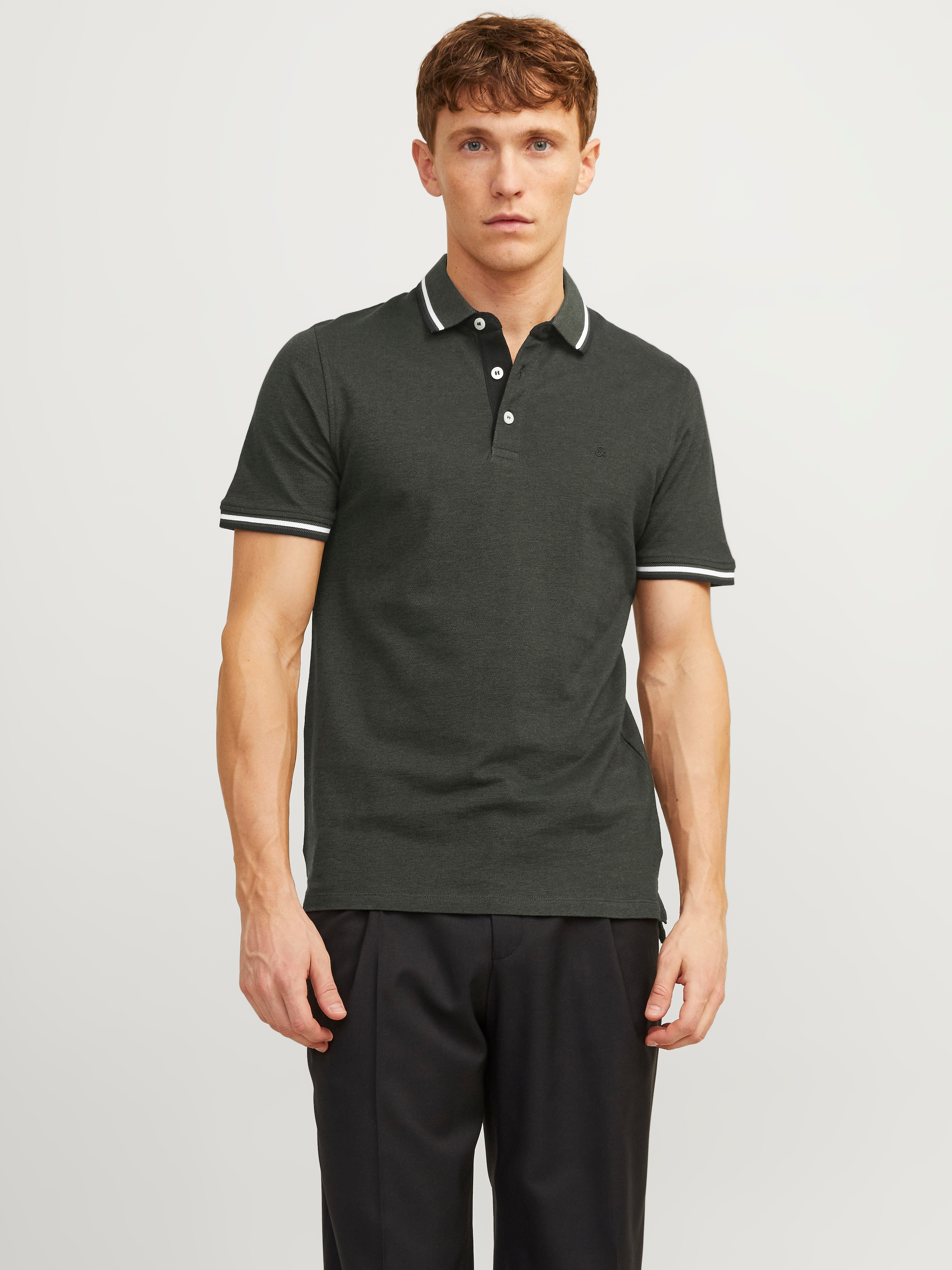 Jack & Jones Poloshirt »JJEPAULOS  Poloshirt mit klassischem Kragen und figurbetonter Form«, Logostickerei, modisch, schmal, Baumwolle, Polokragen

