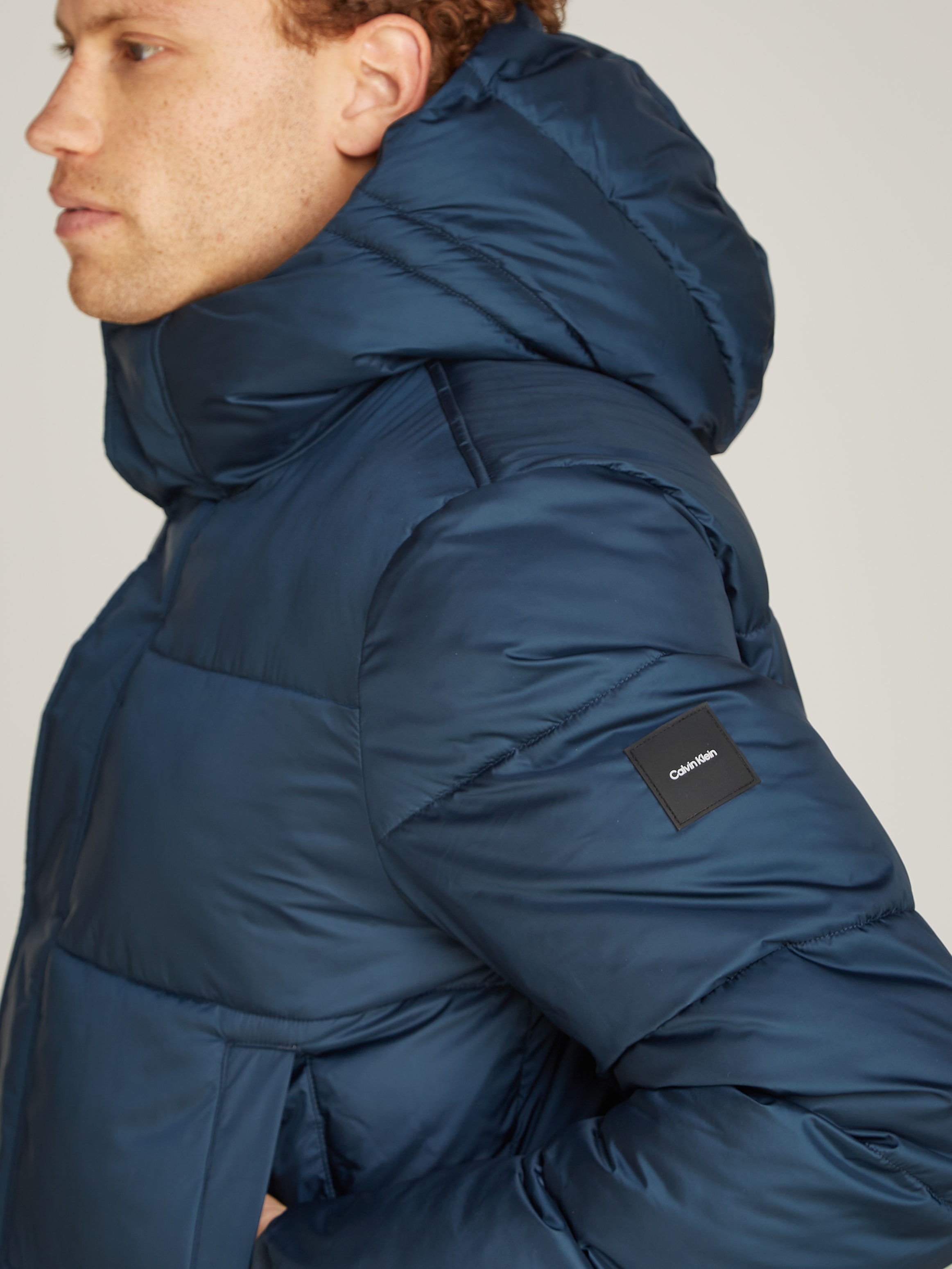 Calvin Klein Kurzmantel »LONG HOODED QUILT PUFFER MW«, mit Logopatch