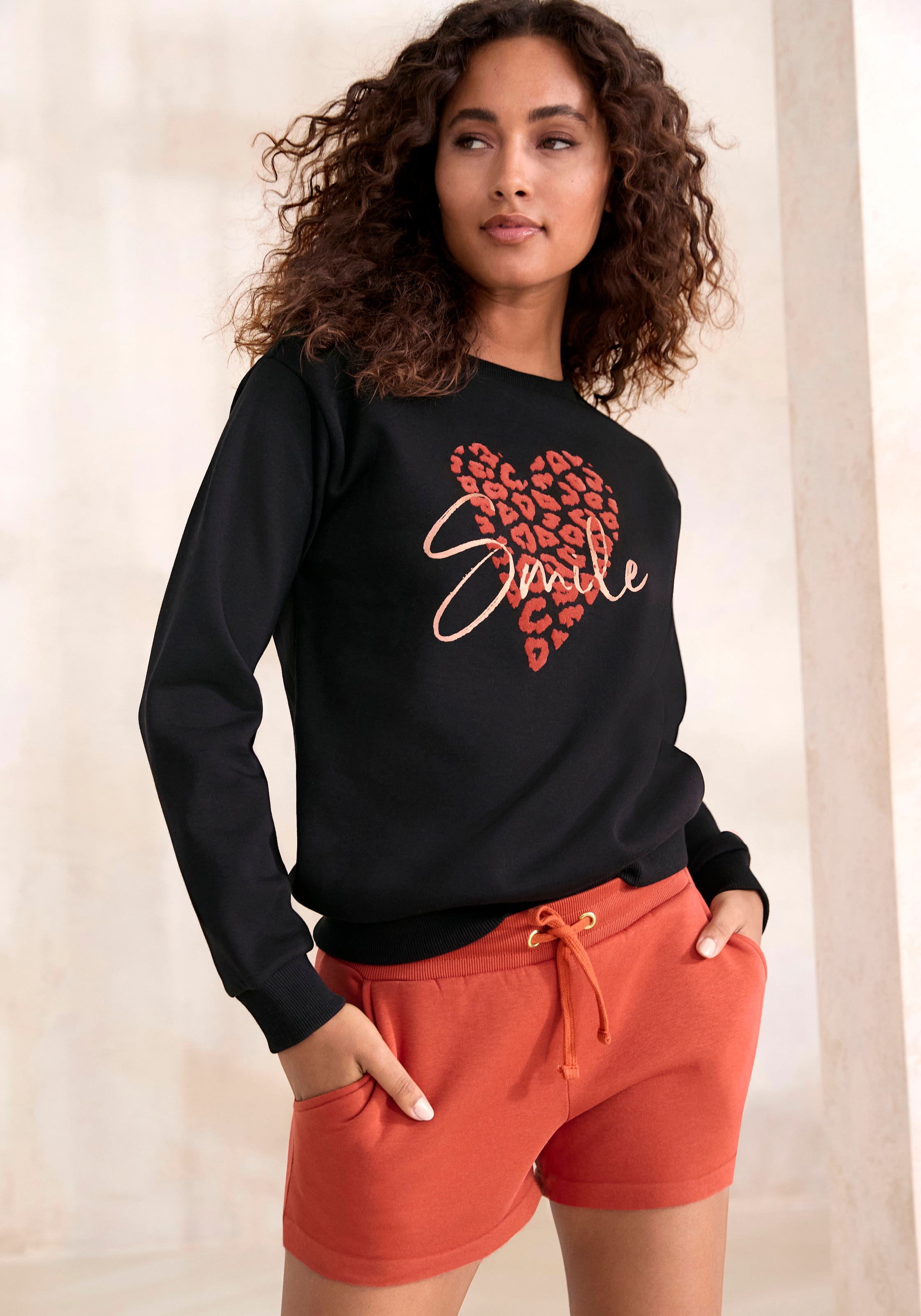 LASCANA Sweatshirt, Loungehirt mit Herz-Leo-Druck, Loungewear