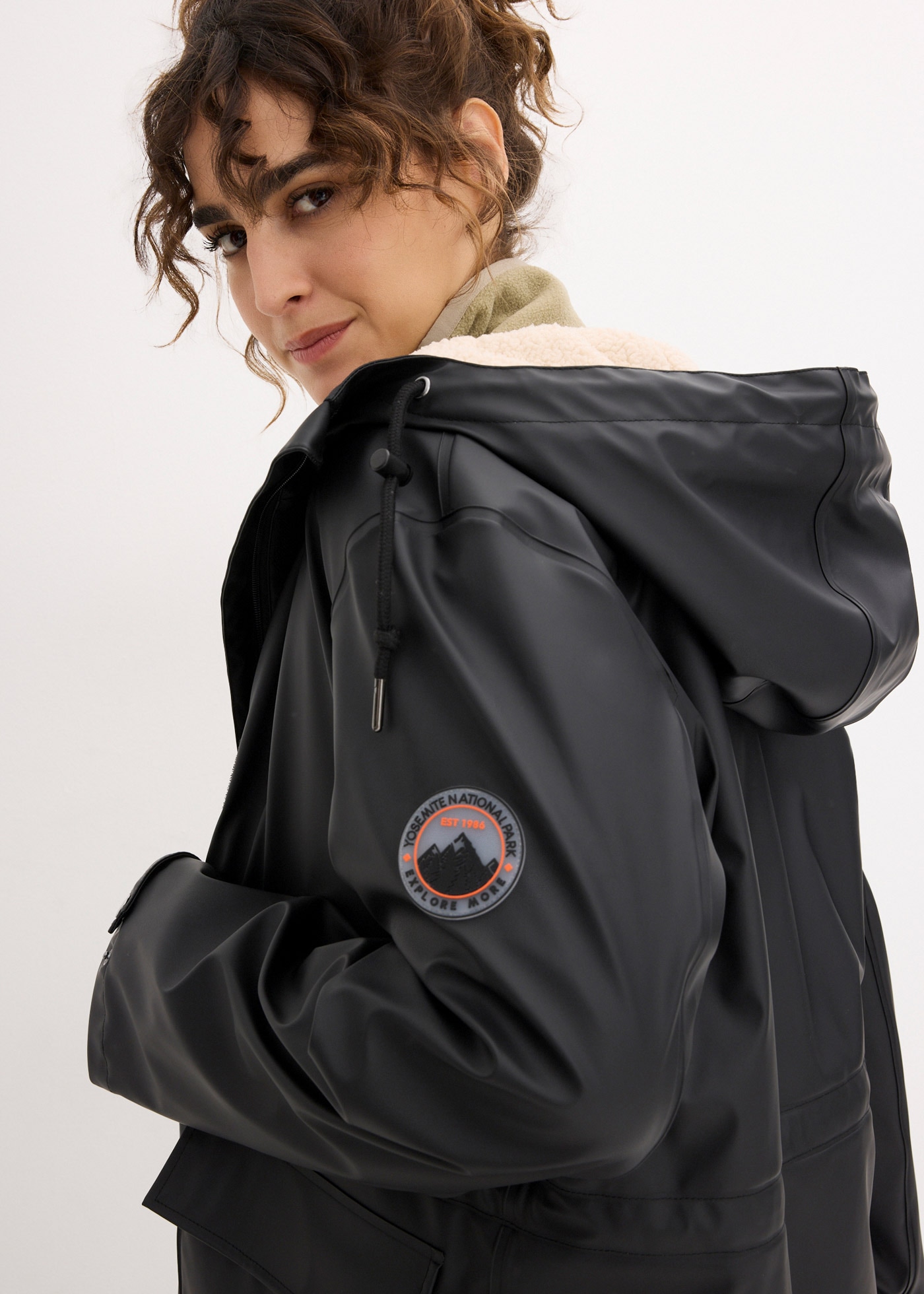 bonprix Regenjacke mit Kapuze Winterjack als Regenjacke mit Teddyfutter