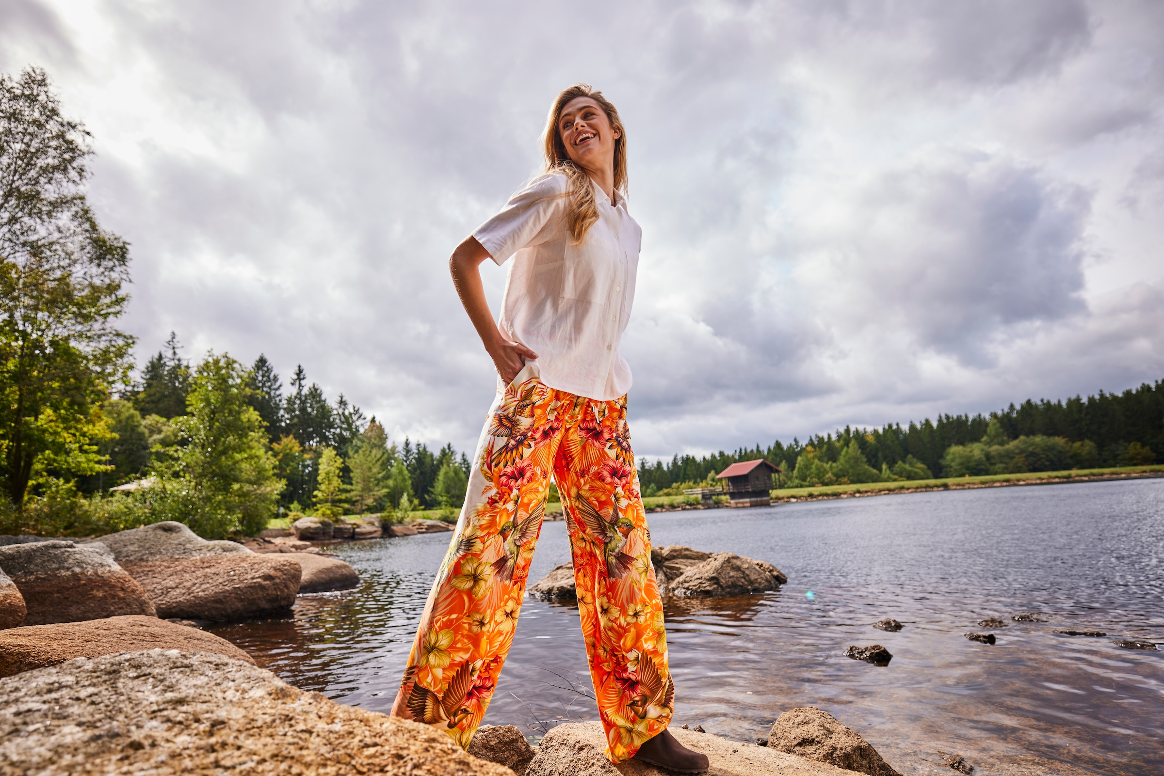 Aniston CASUAL Pantalon à enfiler  mit tropischen Vögeln, Blüten und Blättern bedruckt - NEUE KOLLEKTION