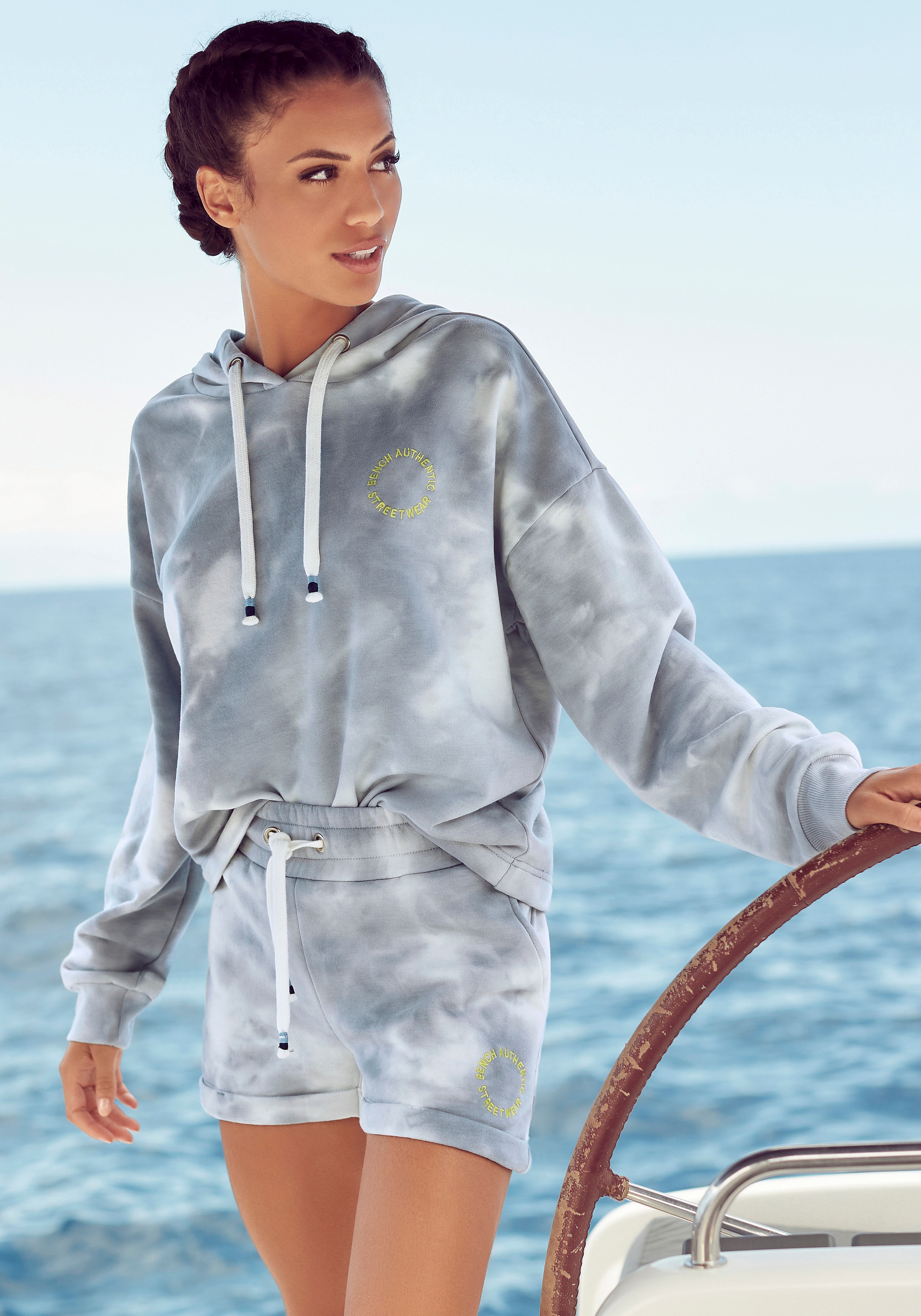 Bench. Hoodie, mit Batikmuster kaufen