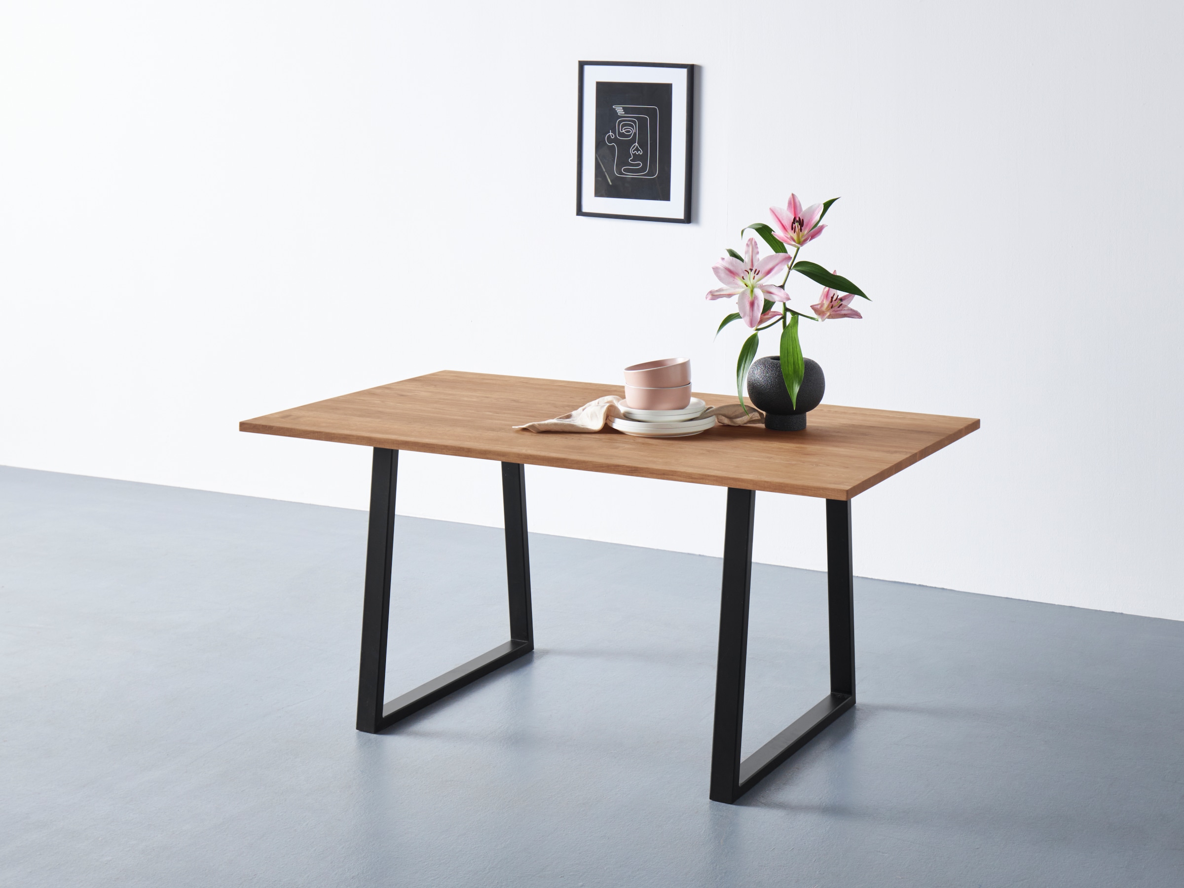 Esstisch, Tischplatte aus massiver Eiche, FSC®- Massivholz, Gestell aus Metall