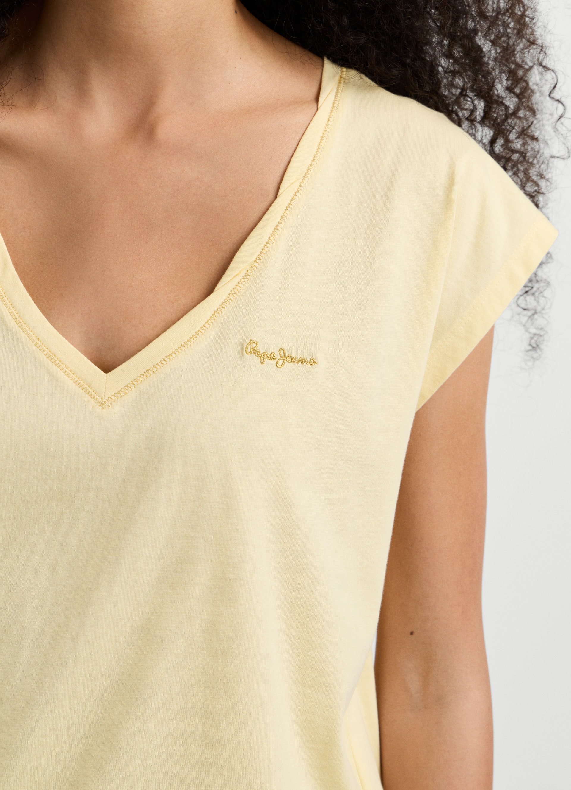 Pepe Jeans T-Shirt »CLOE« mit V-Ausschnitt, Logostickerei