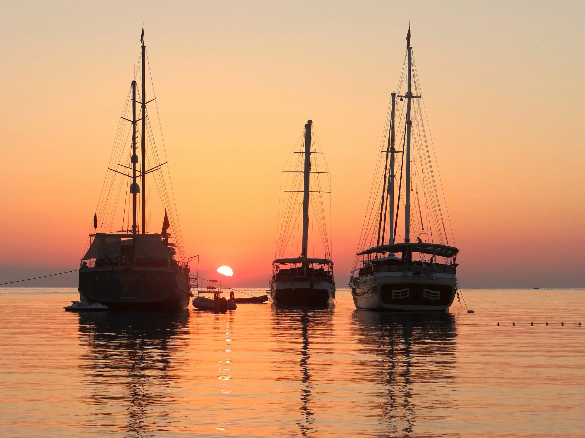 Image of Papermoon Fototapete "SCHIFFE-SONNENAUFGANG WALD WALD MEER STRAND BOOTE SEE"
