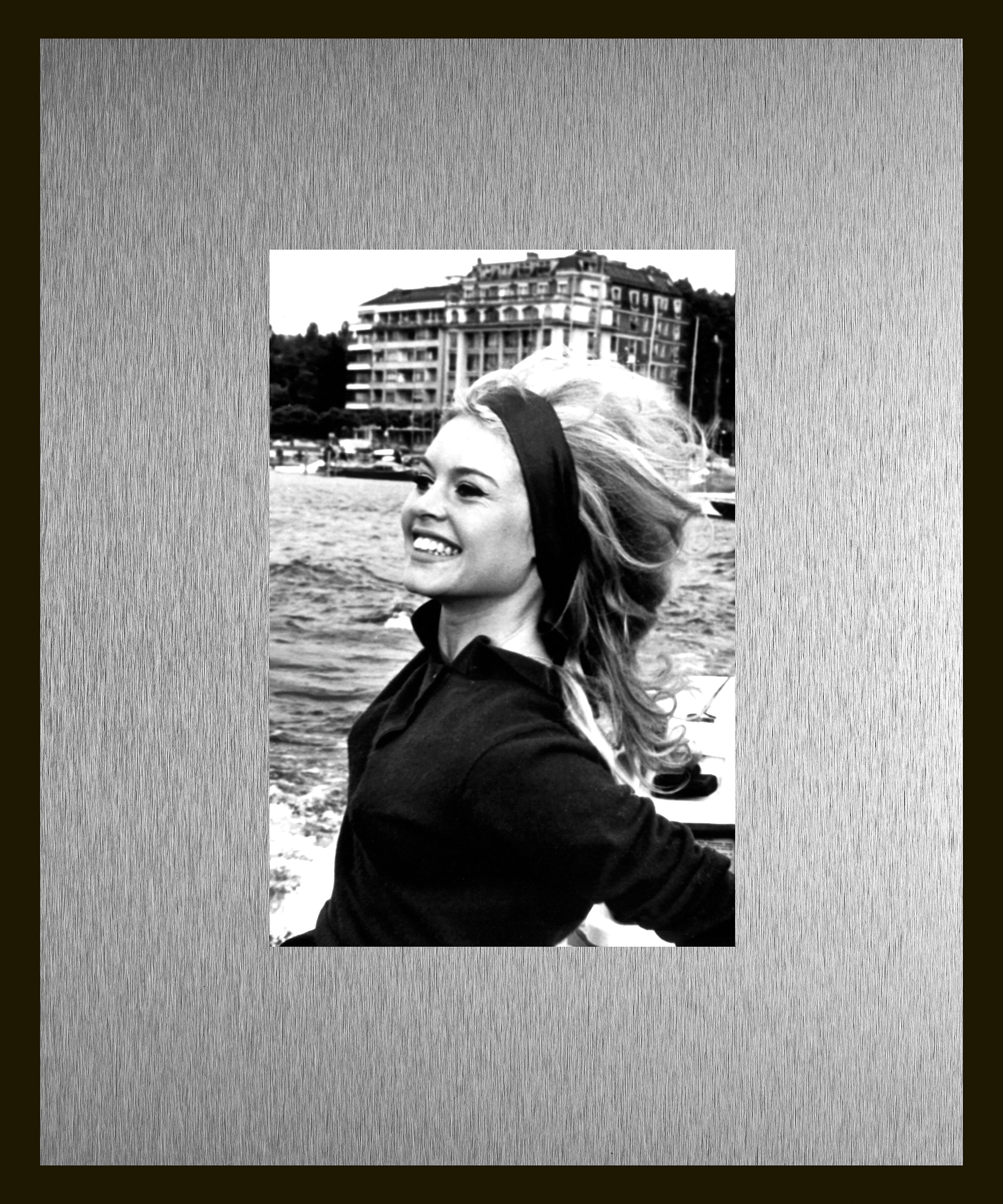 Image of queence Bild "Trend Wandbild, Wandkunst, Kunstdruck "Brigitte Bardot"" Filmfiguren Filmszene Schwarz-Weiss 1 Stk. tlg. inkl. Passepartout aus hochwertigem Aluminium und schwarzem Rahmen