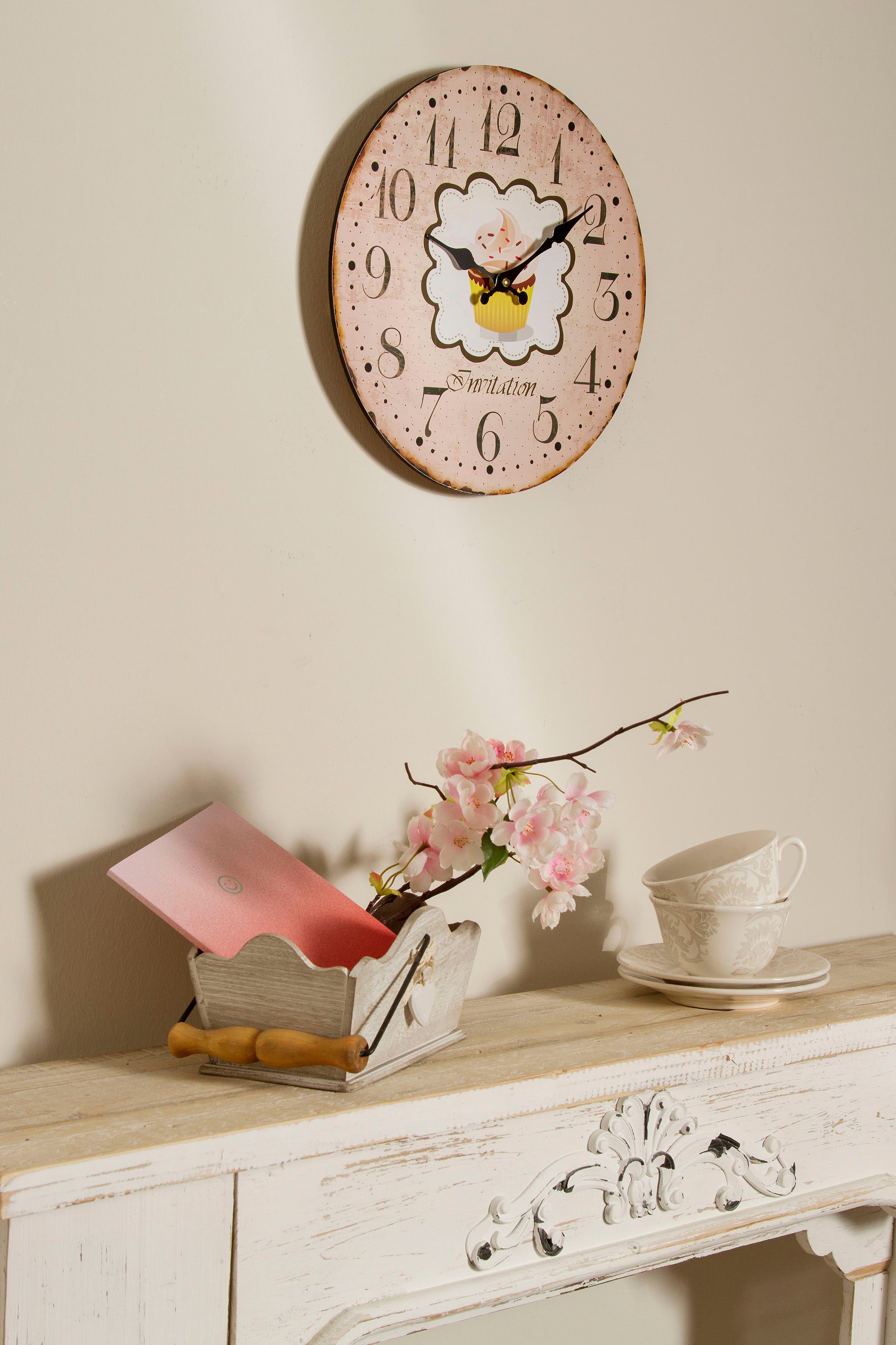 Image of Myflair Möbel & Accessoires Wanduhr »"Cupcake, rosa"«, rund, Ø 33,8 cm, Shabby Optik, dekorativ in Küche & Wohnzimmer bei Ackermann Versand Schweiz