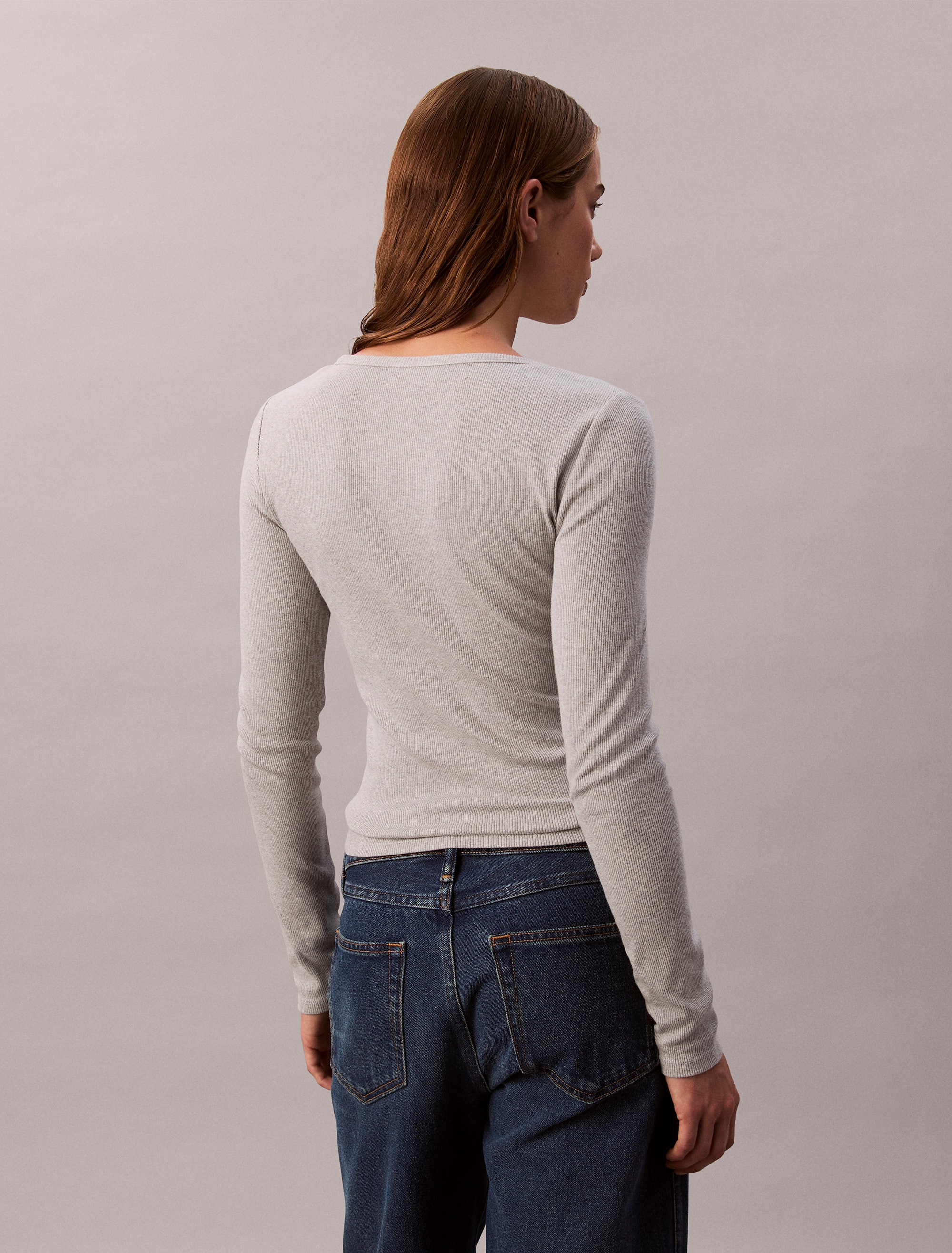 Calvin Klein Jeans Langarmshirt »LS WOVEN LABEL 2X2 RIB SCOOP NEC«, Mit Rundhalsausschnitt, regular fit