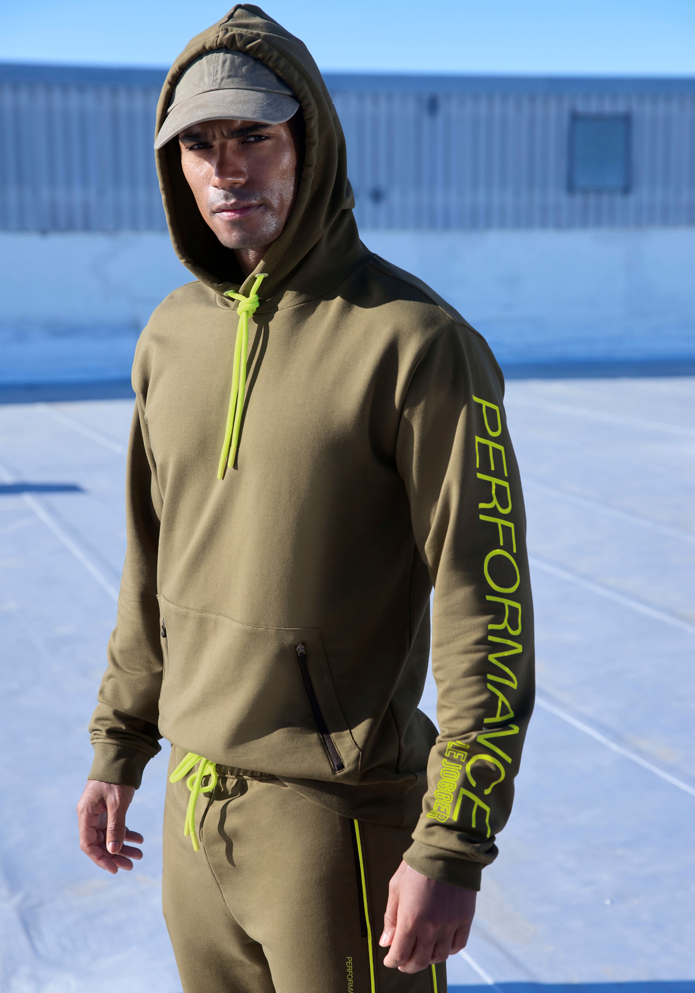 Image of Le Jogger Performance Kapuzensweatshirt, mit praktischen Reissverschlusstaschen