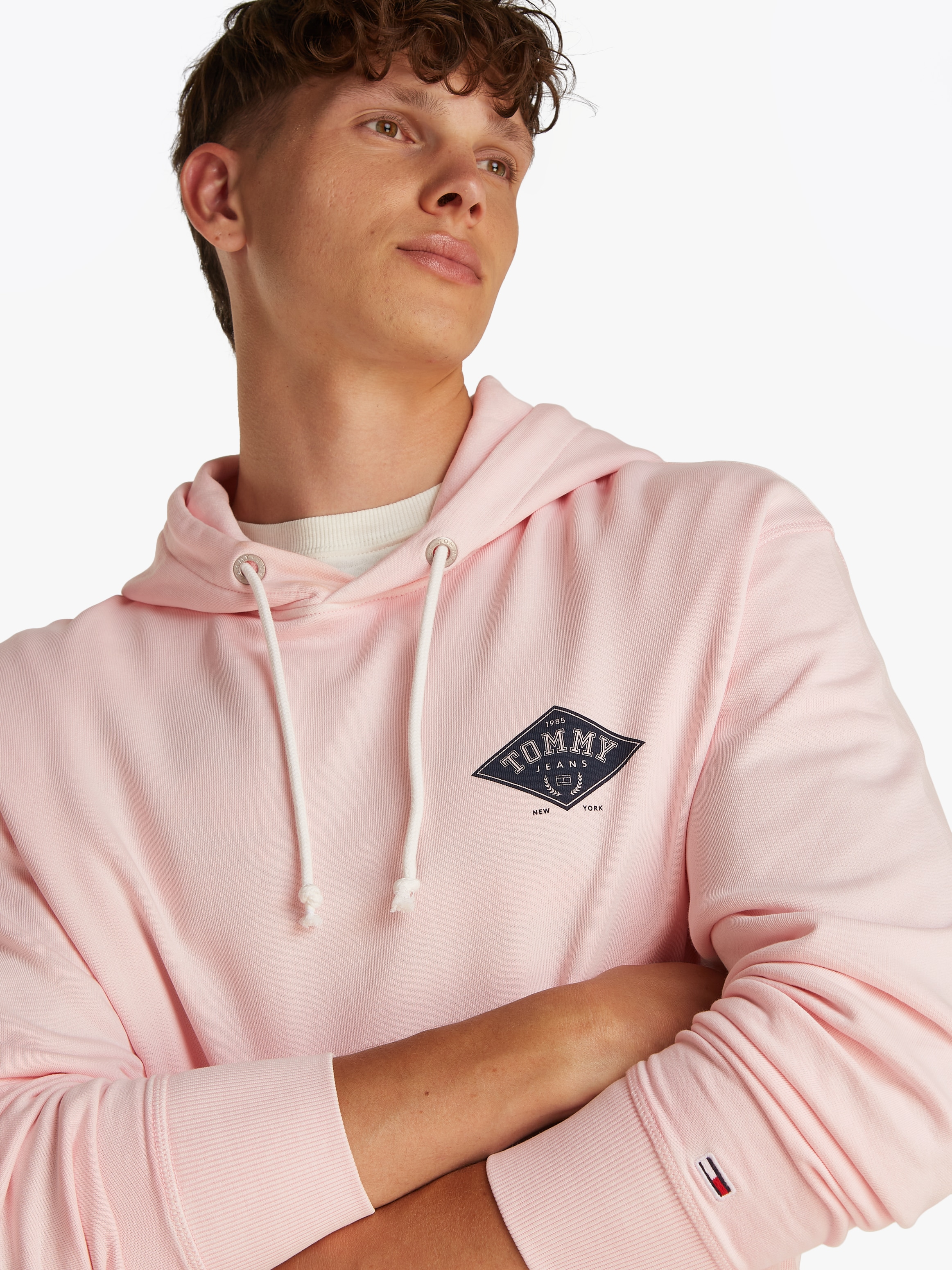 Tommy Jeans Kapuzensweatshirt »TJM RLX VARSITY GRAPHICS HOODIE«, mit grossem Rückenprint