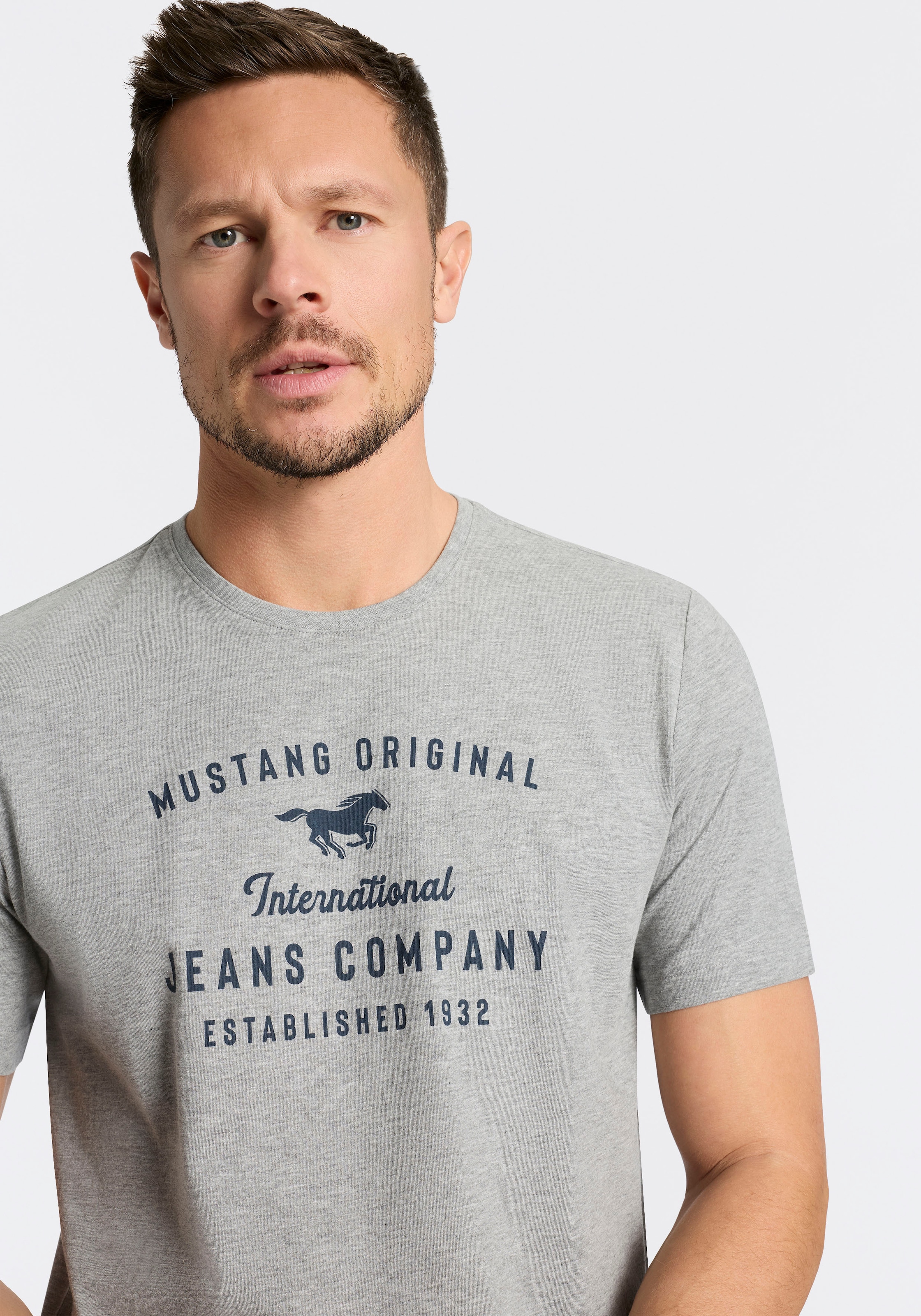 MUSTANG Rundhalsshirt »Alex Logoprint uni« mit Logoprint auf der Brust