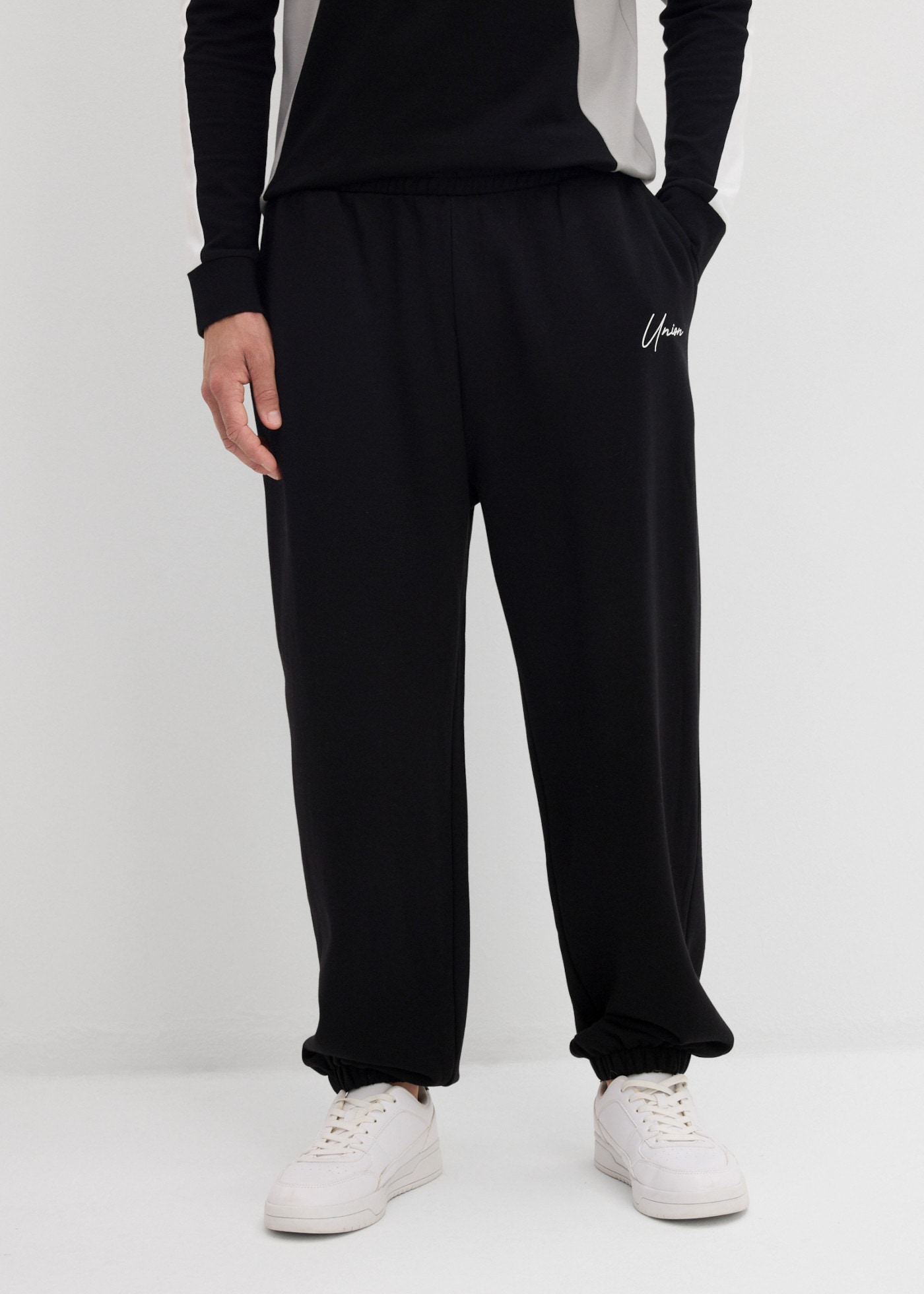 Image of bonprix Jogginghose Loose Fit, aus Baumwolle, mit kleinem Front-Print