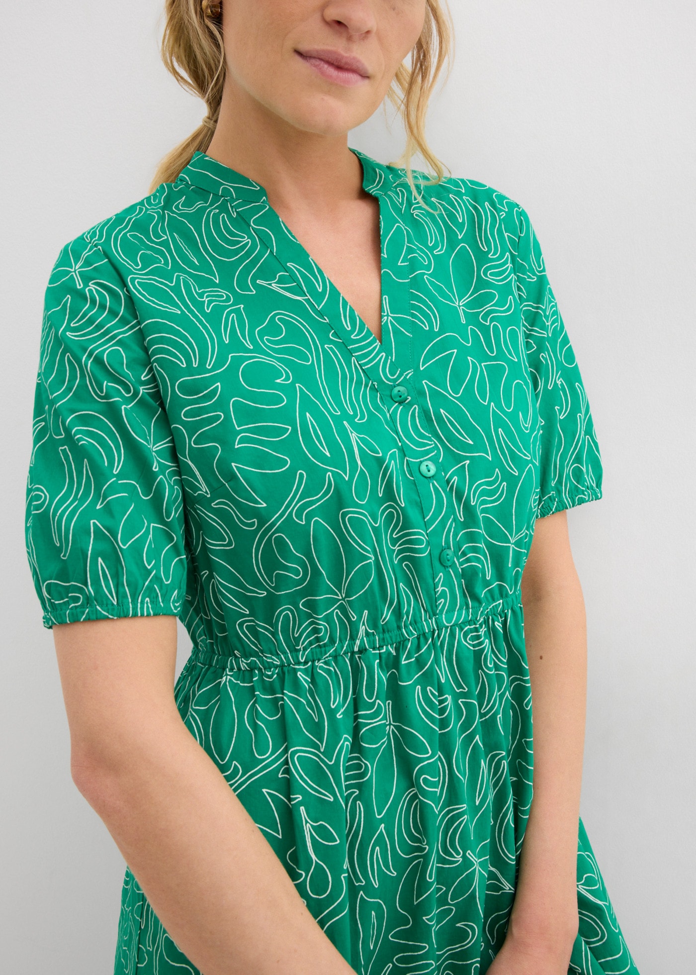 bonprix Robe midi forme près du corps, avec col henley, manches mi-longues