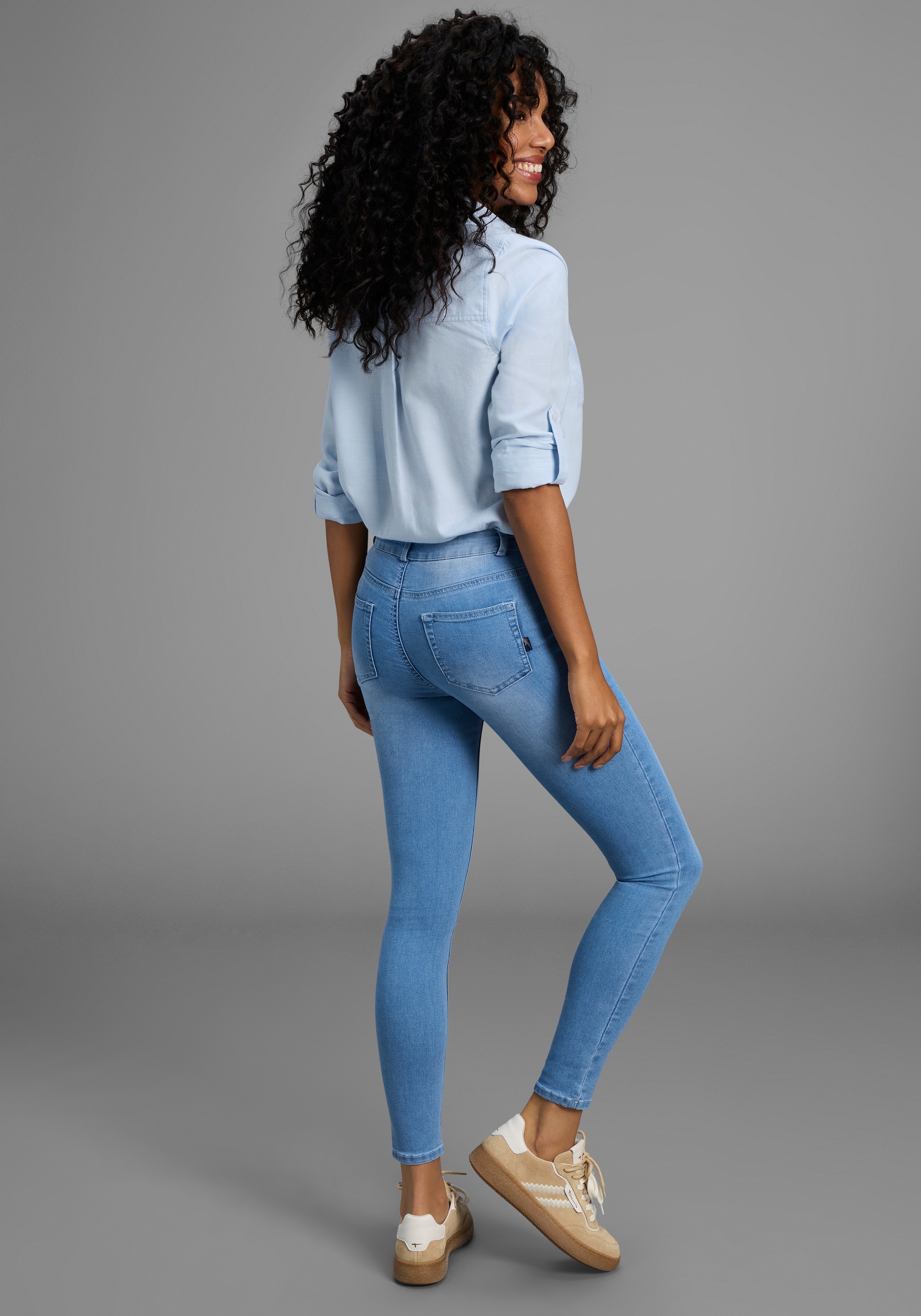 Arizona Skinny-fit-Jeans »Ultra Stretch« extra-eng geschnittene Beinform,  modische Used-Waschung