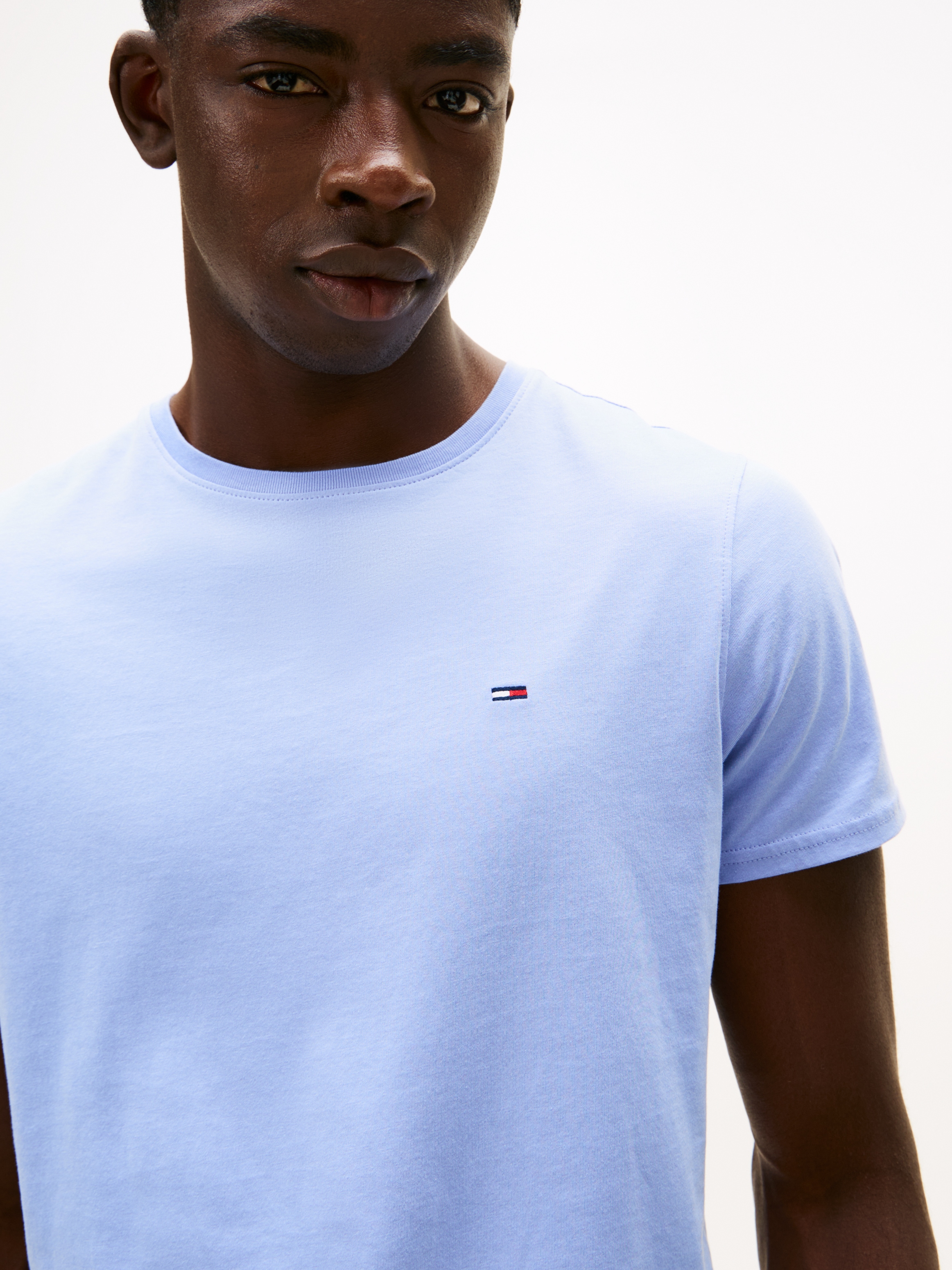 Tommy Jeans T-Shirt »TJM ESSENTIAL SOLID TEE« mit Rundhalsausschnitt und dezenter Logo-Flag