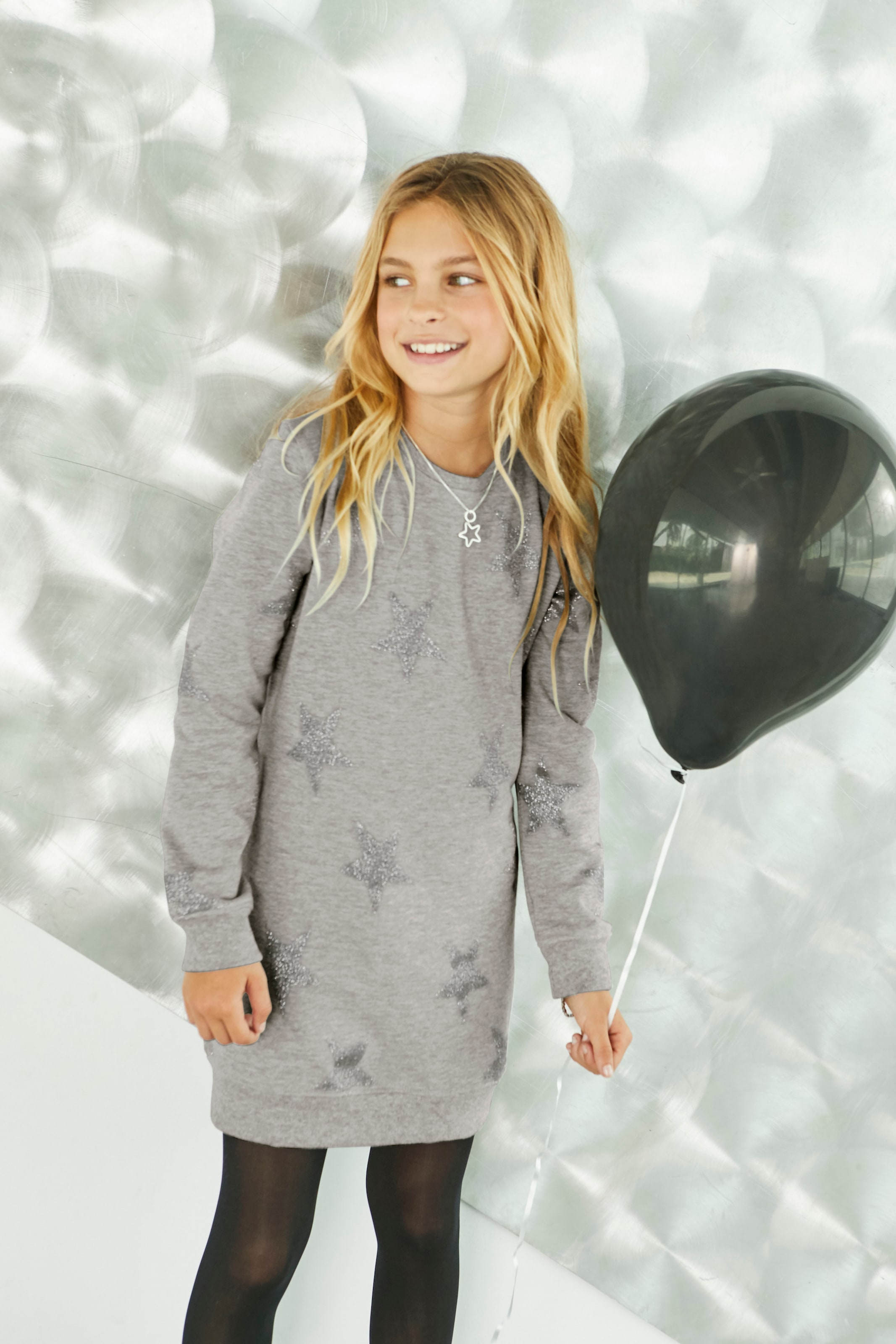 Image of KIDSWORLD Sweatkleid "Sterne-Allover Kleid" für den Alltag, ca. Mitte Oberschenkel Länge, sportlicher Touch