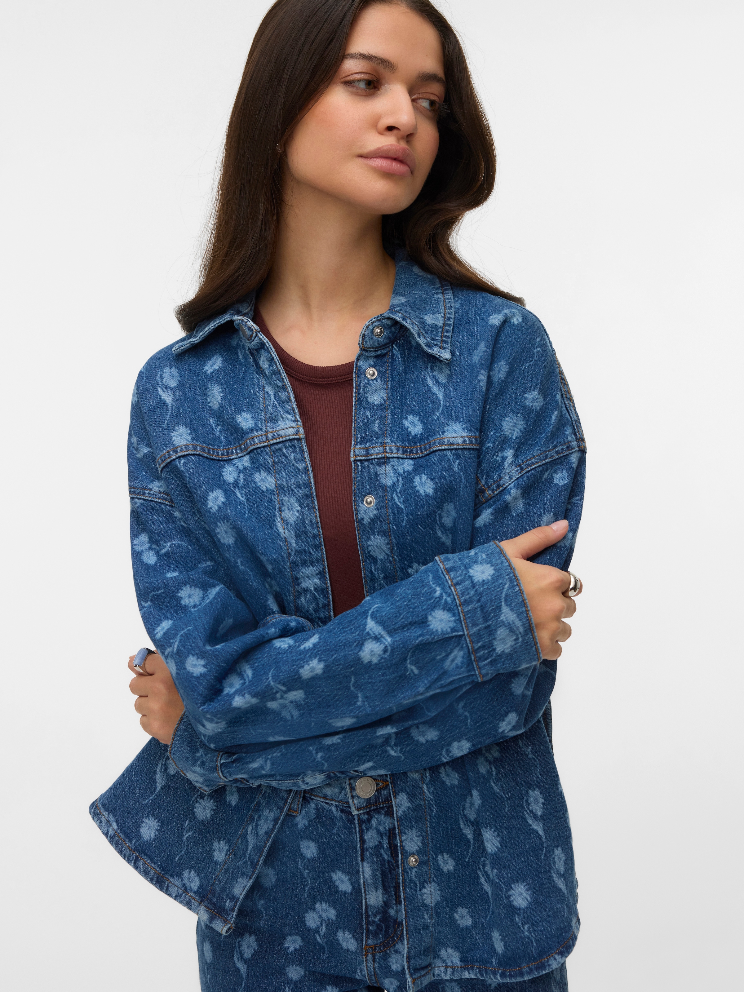 Image of Vero Moda Jeansbluse "VMHAYDEN LS FLOWER DENIM SHIRT RA380" mit Blumenmuster
