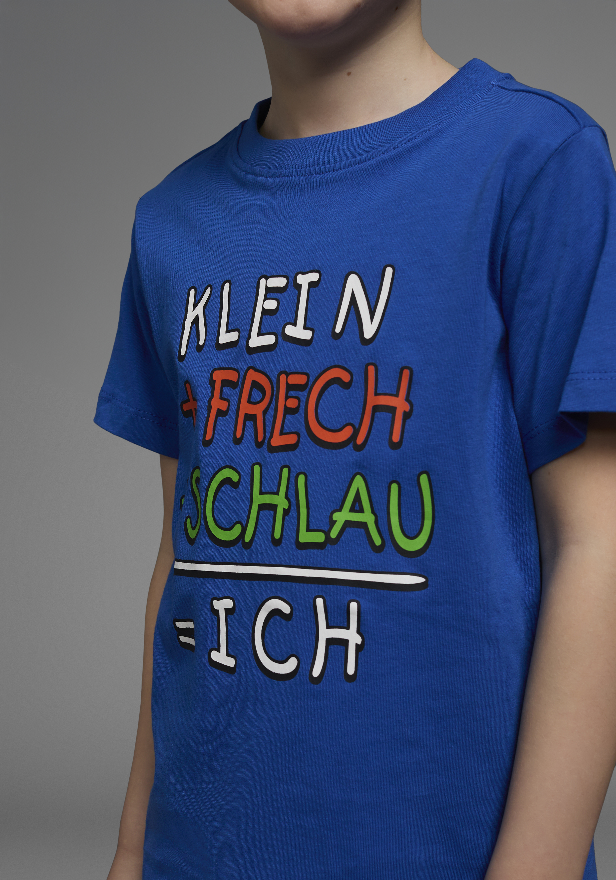 KIDSWORLD T-Shirt »Mit Spruch: KLEIN+FRECH+SCHLAU...«, Kurzarm, Basic-Passform, bedruckt, Rundhalsausschnitt