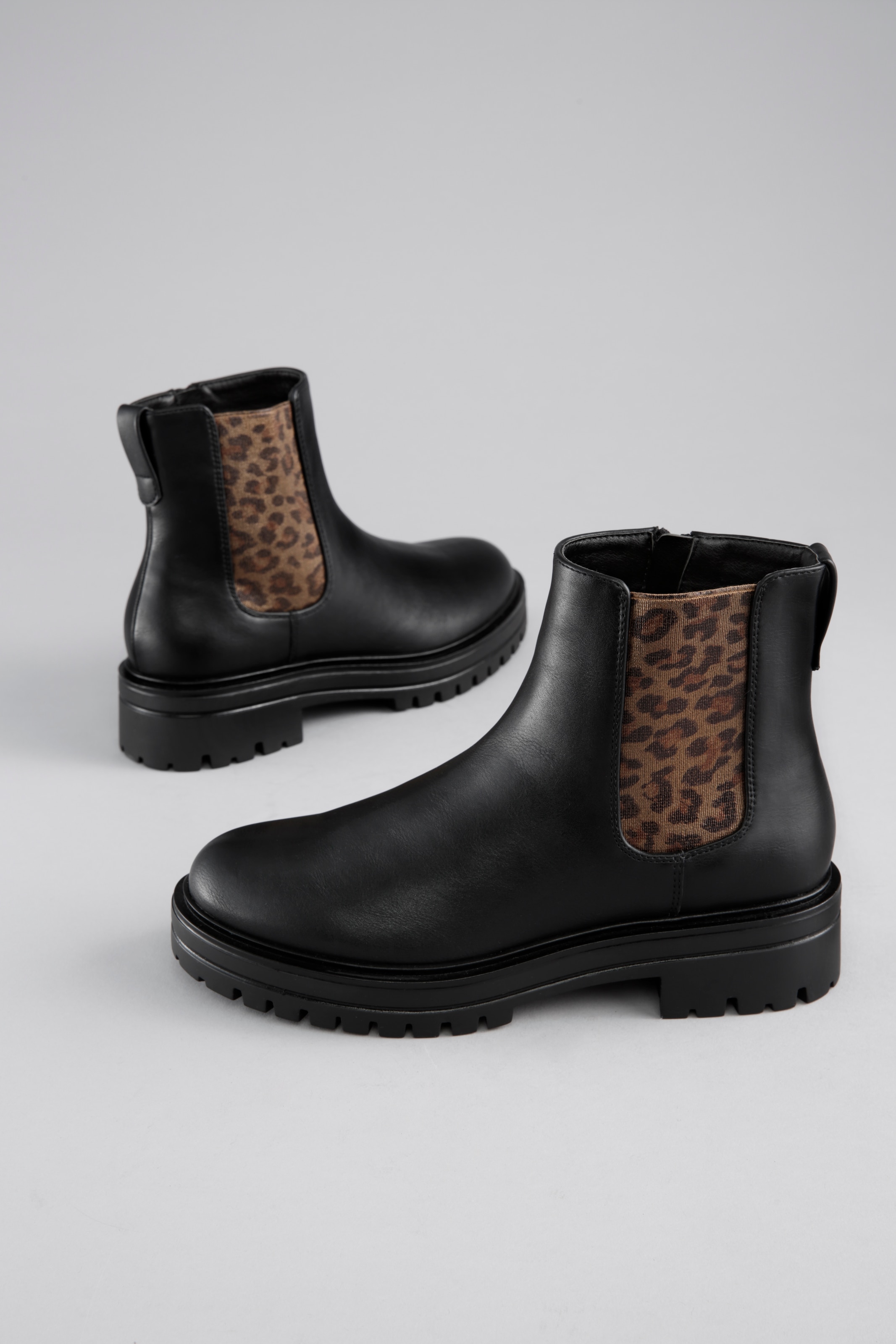 Image of Aniston SHOES Chelseaboots Stiefelette, Blockabsatz, mit Animal-Print
