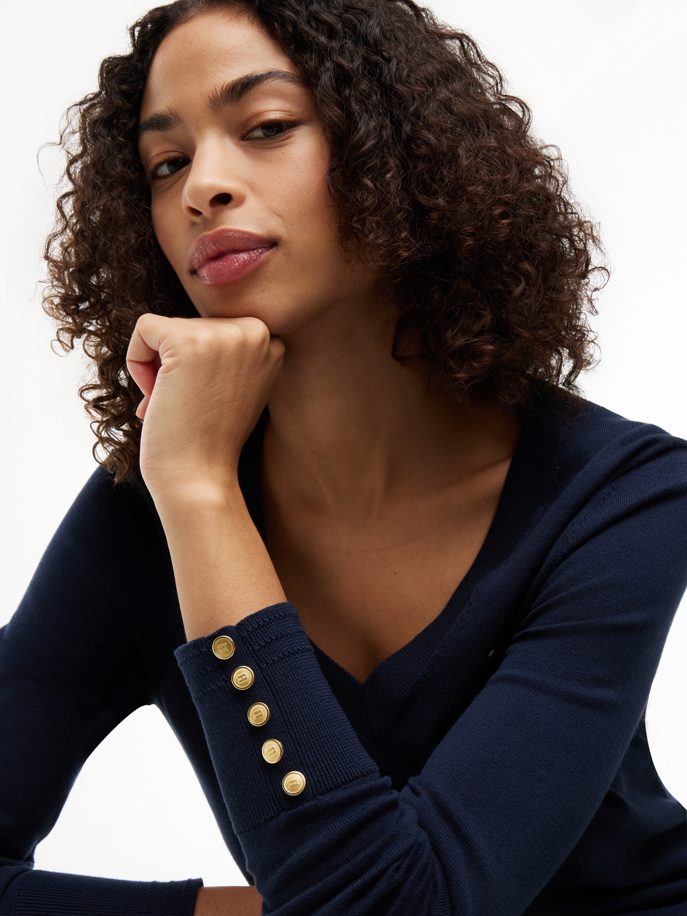Tommy Hilfiger Pull en tricot »STITCH V-NECK« avec détail bouton sur la manche, coupe régulière