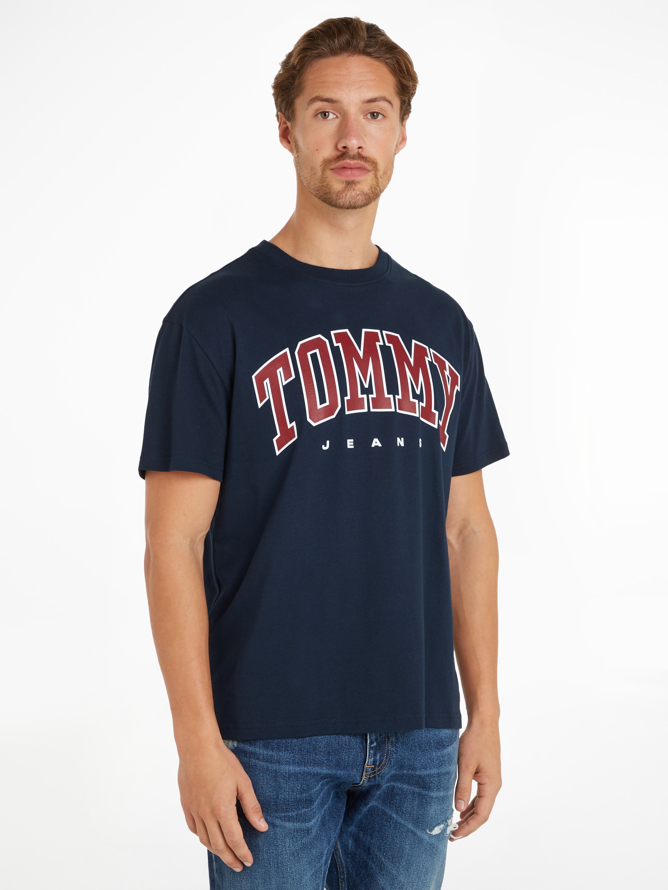 T-Shirt »TJM REG ARCH VARSITY TEE EXT«, mit Logoprint