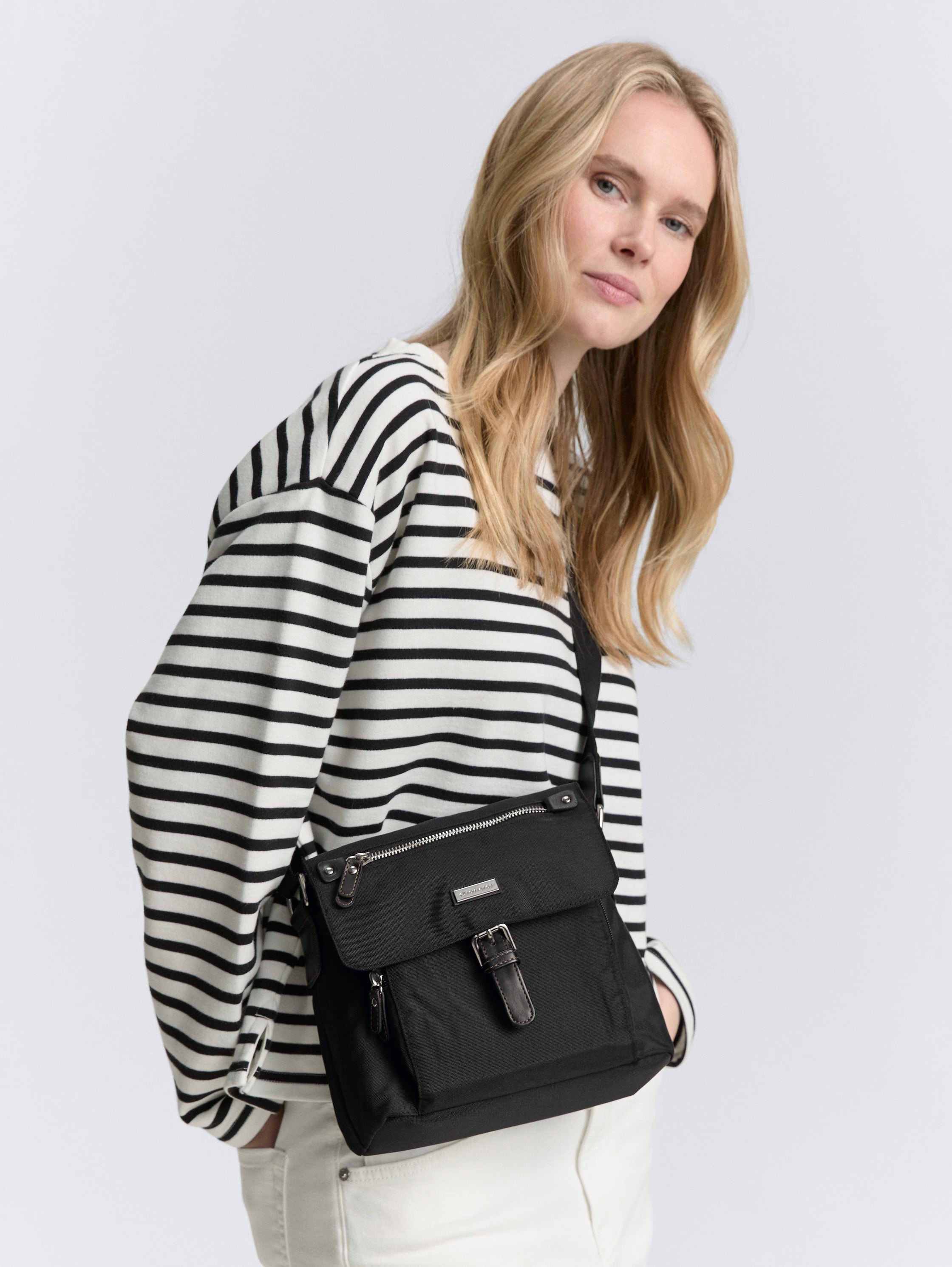 TOM TAILOR Sac à bandoulière »Rina« aus leichtgewichtigem Nylon und aufwändig gewebten Gurtband