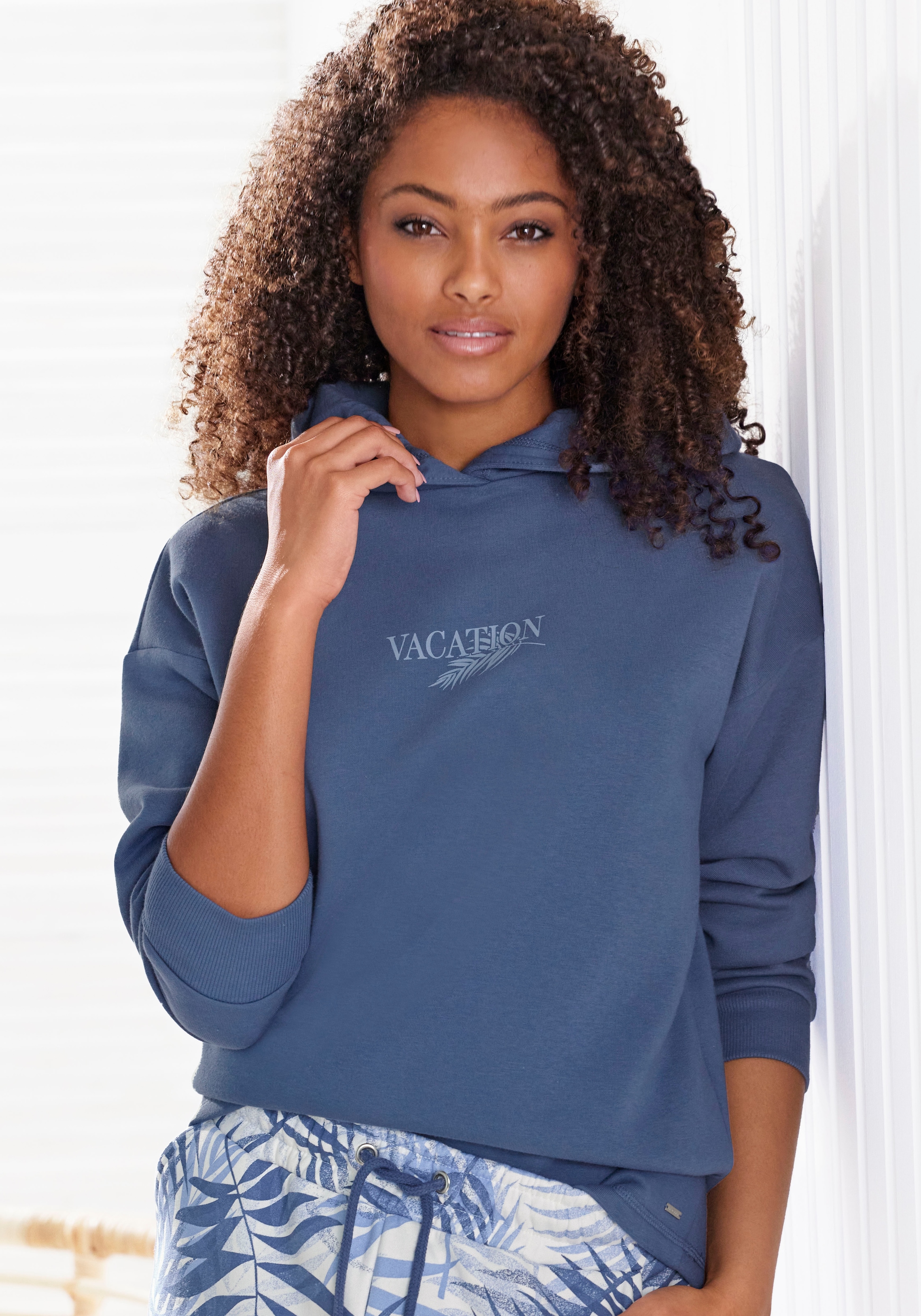 Image of LASCANA Hoodie, 1 Stk. Kapuzensweatshirt, Loungeshirt mit Frontprint, Loungewear