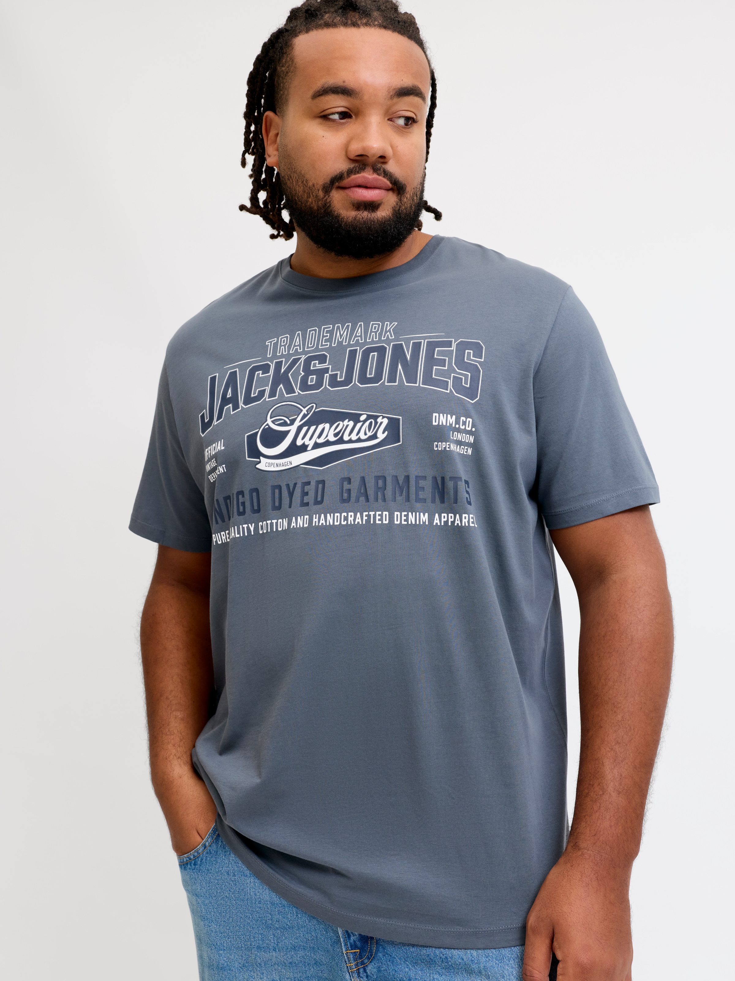 Jack & Jones PlusSize T-shirt »JJELOGO TEE SS O-NECK 2 COL AW26 SN PLS« en pur coton, avec une finition droite au bas, en grande taille
