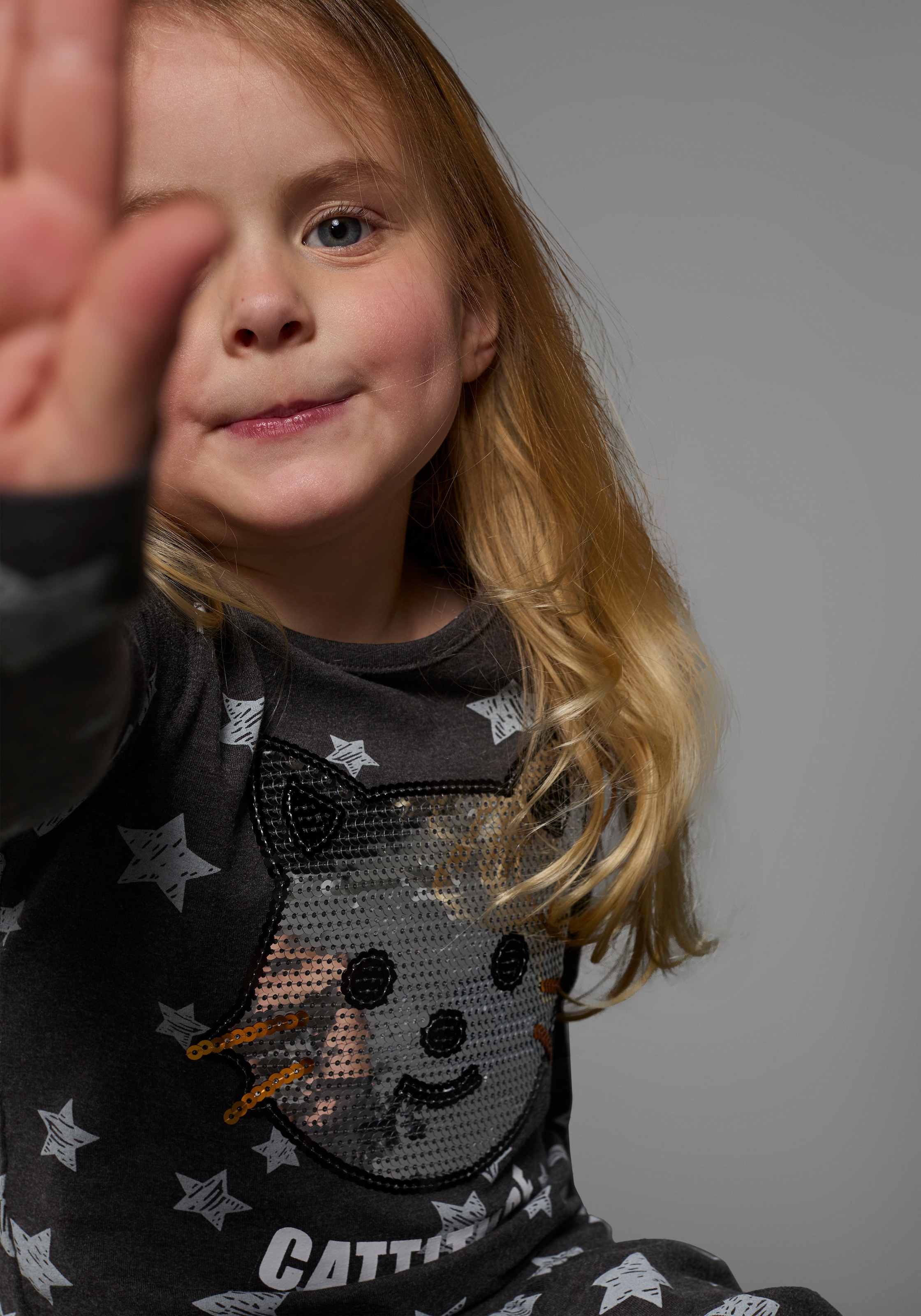 KIDSWORLD Jerseykleid »Kleid mit Pailletten«, Shirtkleid mit süsser Paillettenapplikation