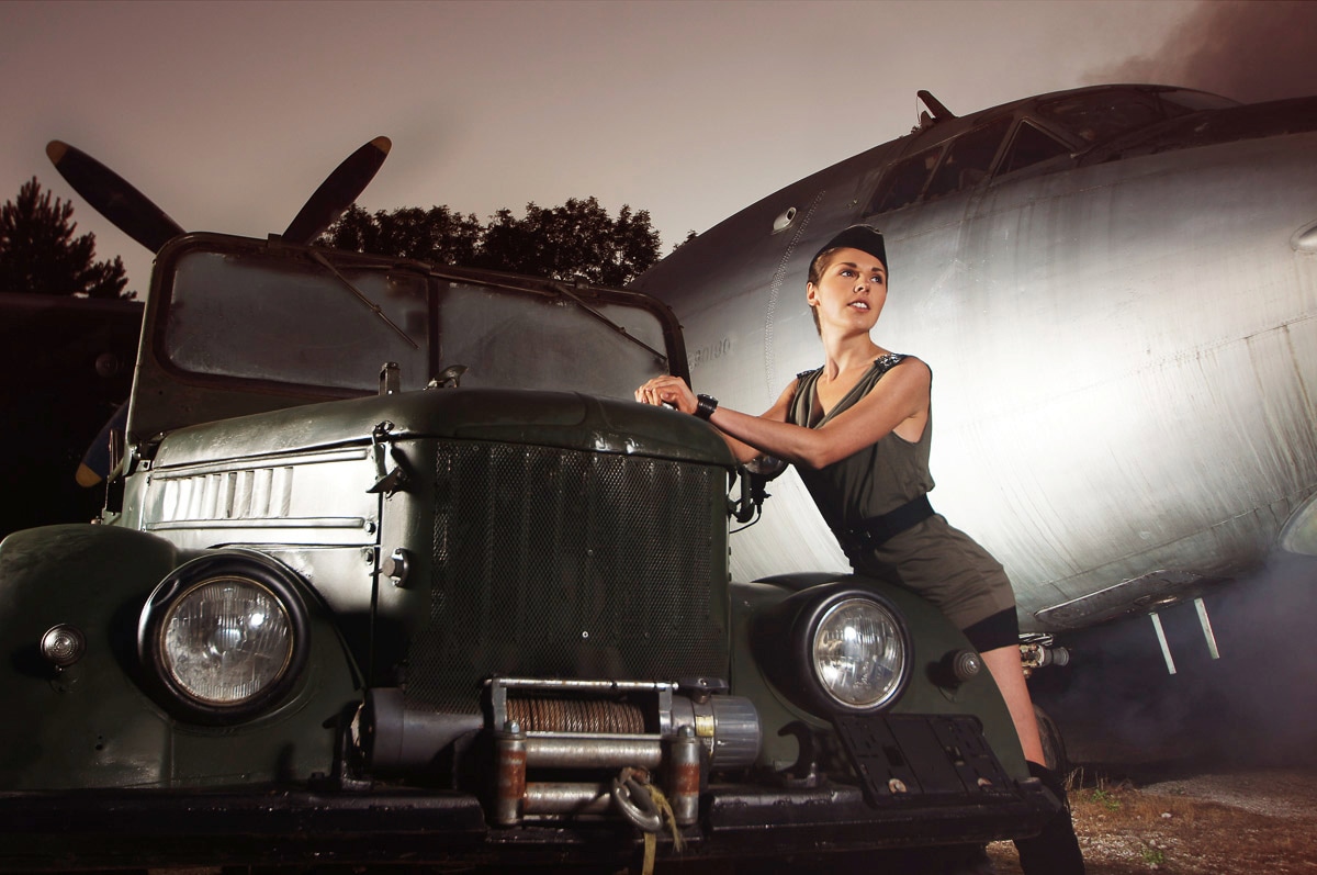 Image of Papermoon Fototapete "JEEP-FLUGZEUG VINTAGE RETRO AUTO OLDTIMER MODEL USA"