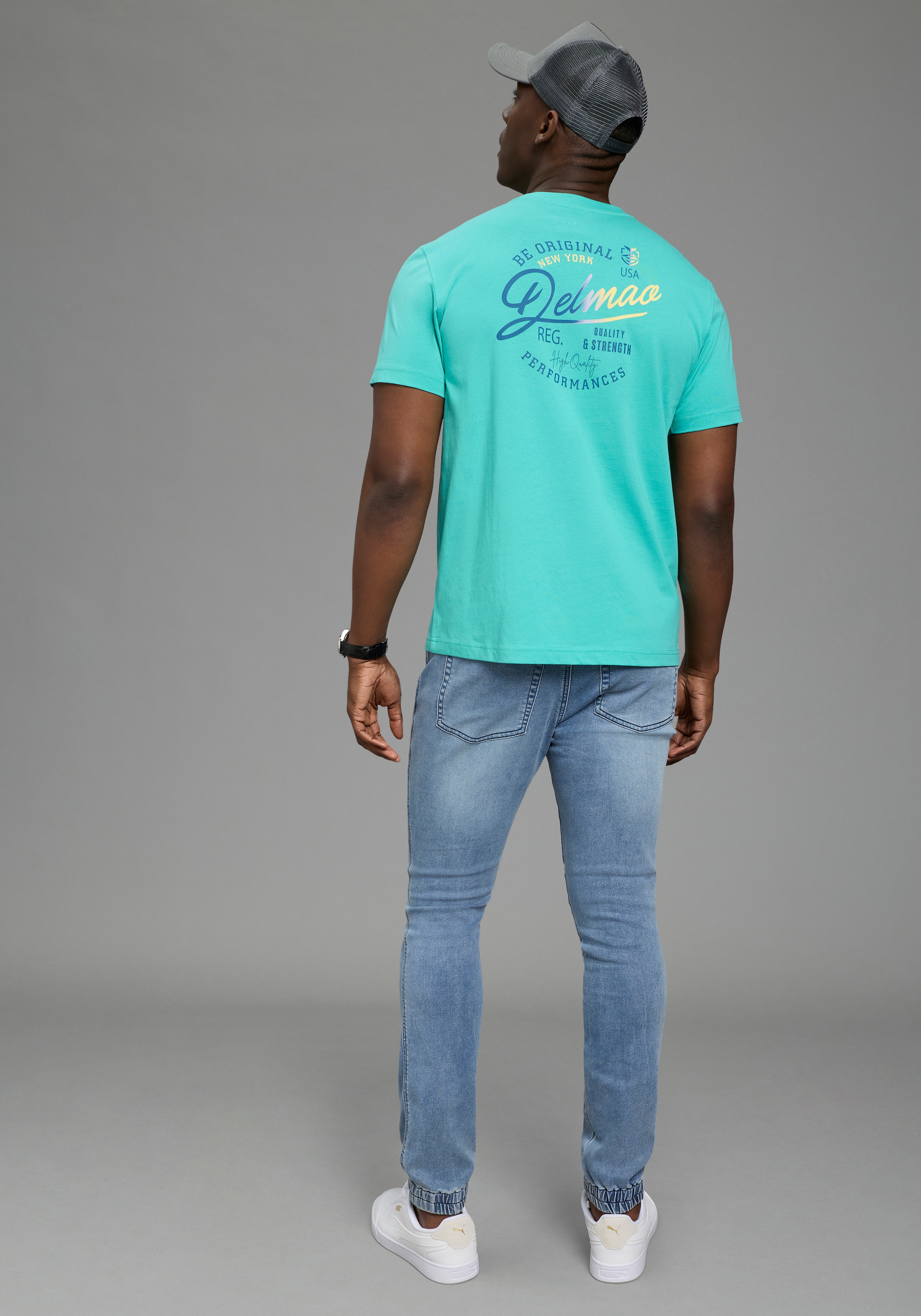 DELMAO Rundhalsshirt »Neue Kollektion!« casual Stil, Kurzarm, normale Passform, mit Print-Applikation