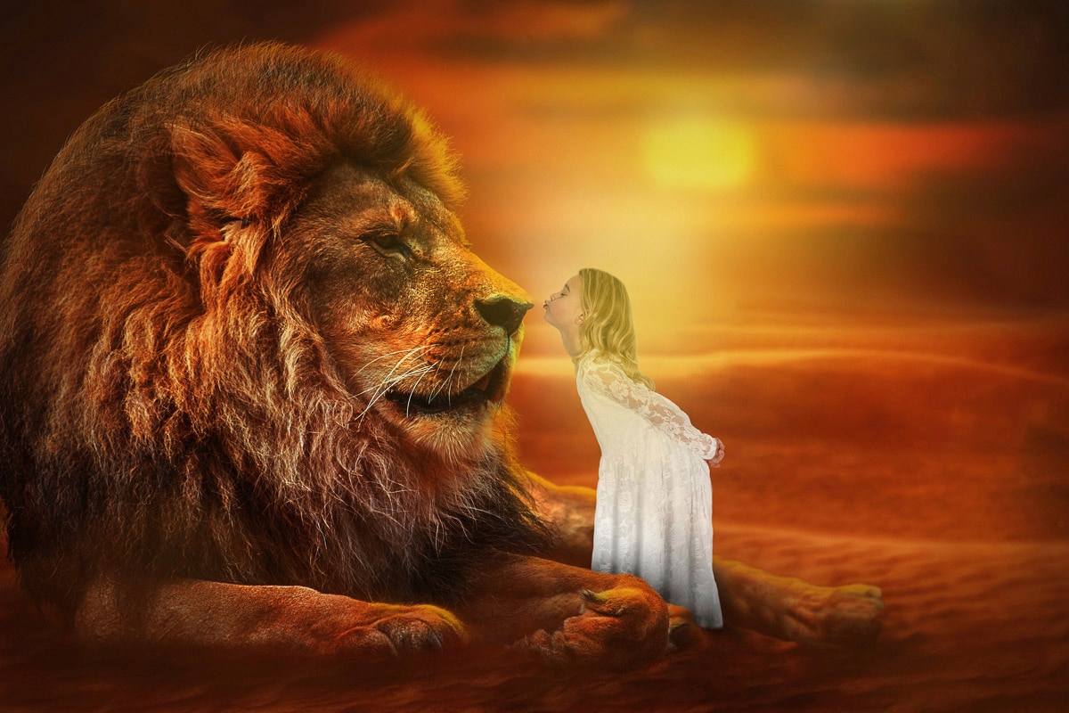 Papermoon Mädchen Bunt Fototapete "Mädchen Kuss Löwe Phantasie"