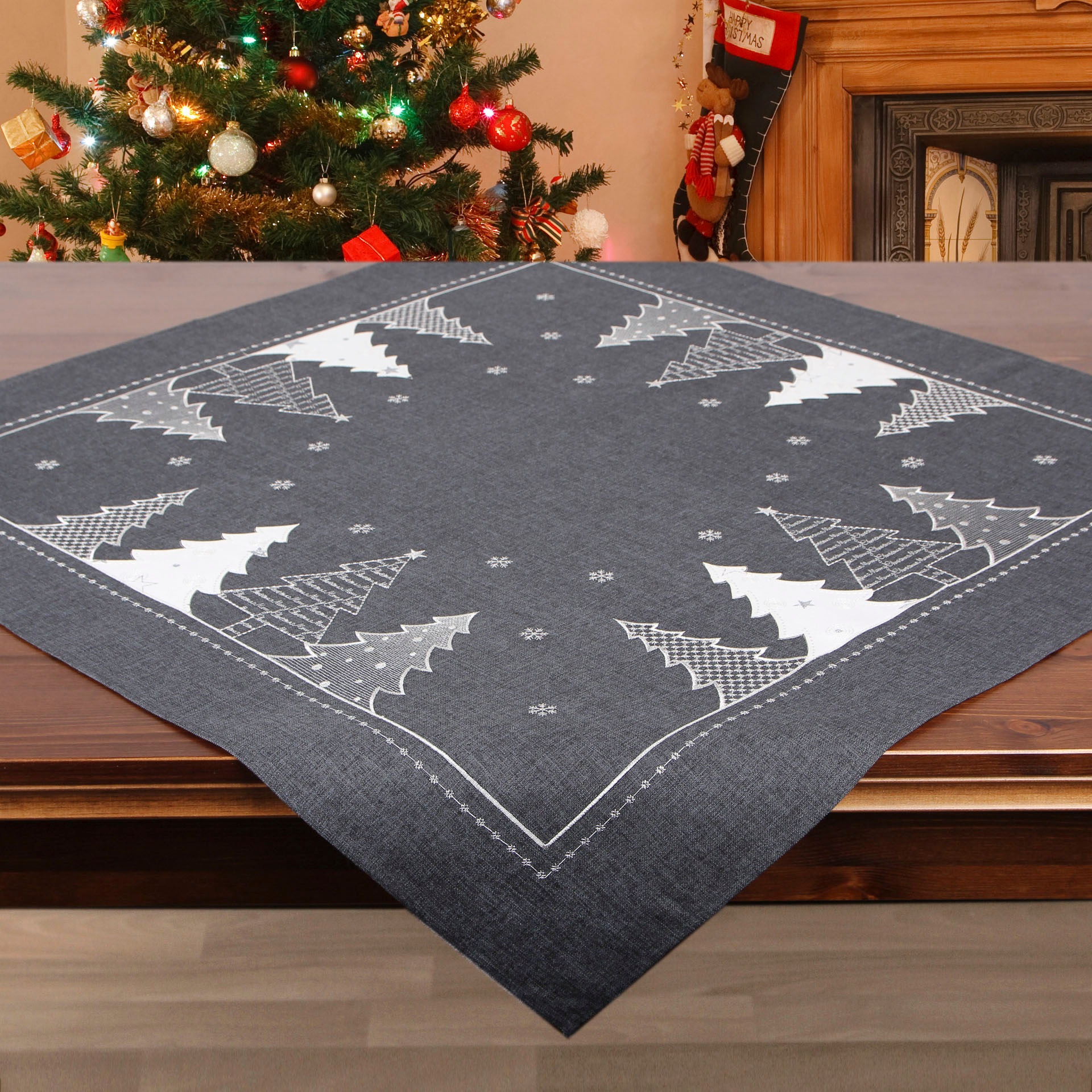 Image of Delindo Lifestyle Mitteldecke "Tannenbaum" Glattes Gewebe, bestickt