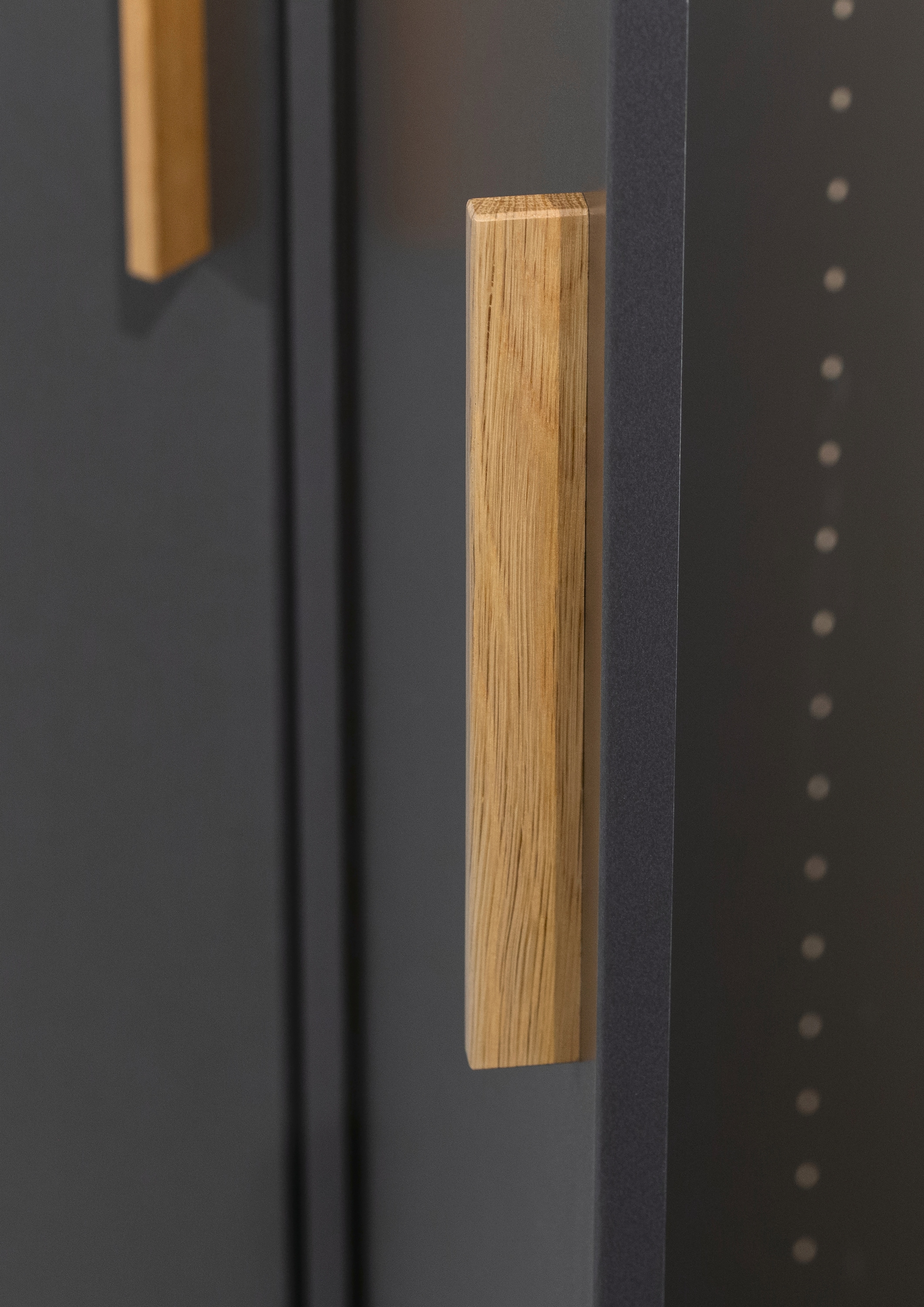 rauch Drehtürenschrank »Kleiderschrank Schrank Garderobe SHINJO Breiten 93/140/187 cm« in 3 verschiedenen Ausstattungen BASIC/CLASSIC/PREMIUM,  Griffe und Füsse aus Massivholz mit 2 Schubladen MADE IN GERMANY