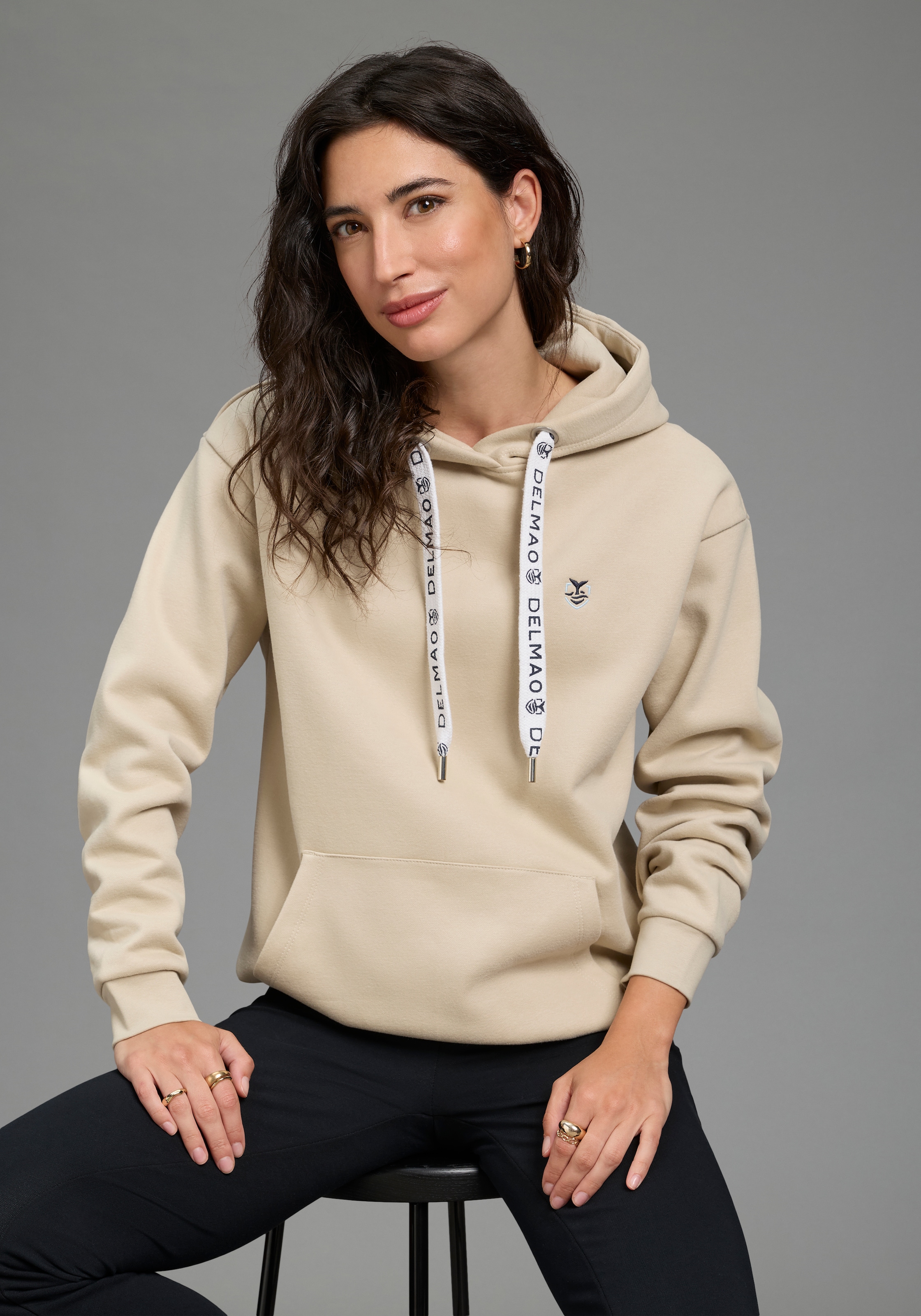 DELMAO Sweat à capuche »Hoody mit bedruckter Kordel«, 1 mélange de coton doux avec poche kangourou et cordon imprimé
