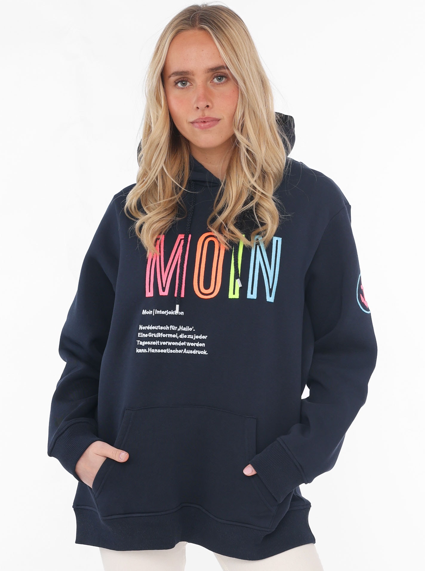 Sweatshirt, mit aufgesticktem „Moin“-Schriftzug in Neonfarben