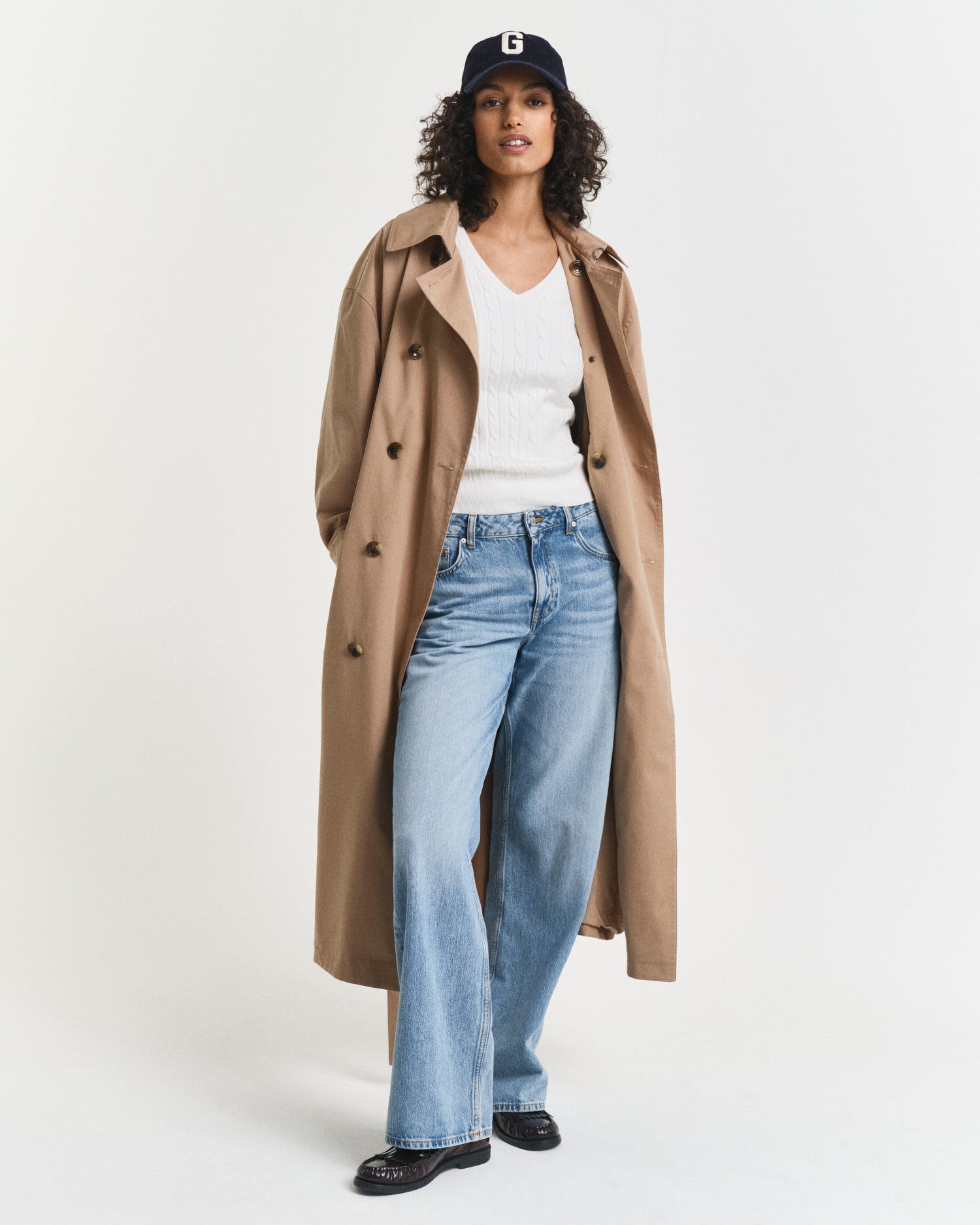 Gant Strickpullover »STRETCH COTTON CABLE V-NECK« mit Logostickerei auf der Brust