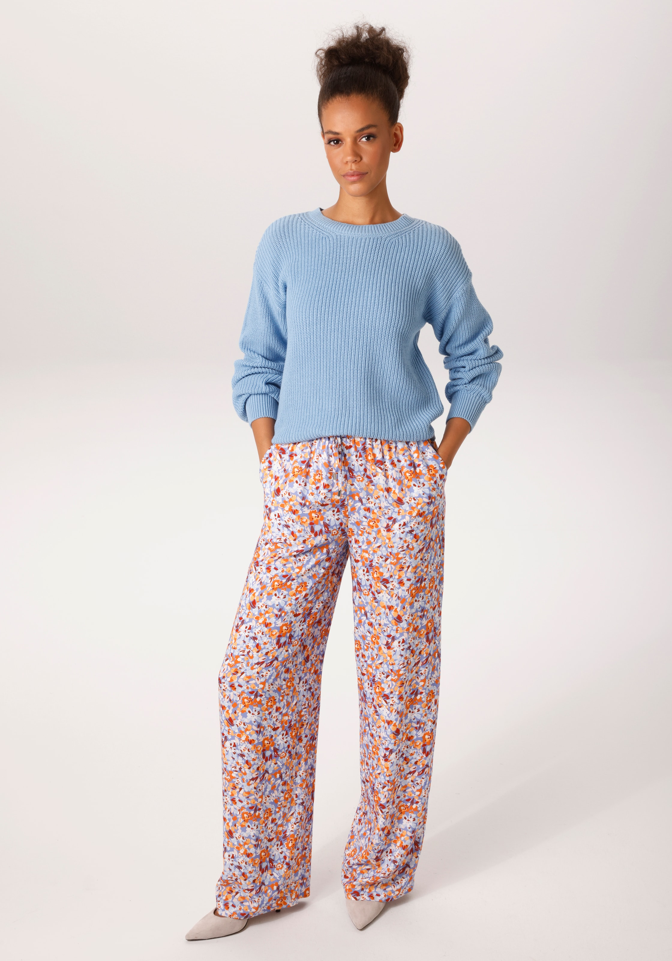 Aniston CASUAL Pantalon à enfiler  imprimé de fleurs graphiques aux couleurs harmonieuses